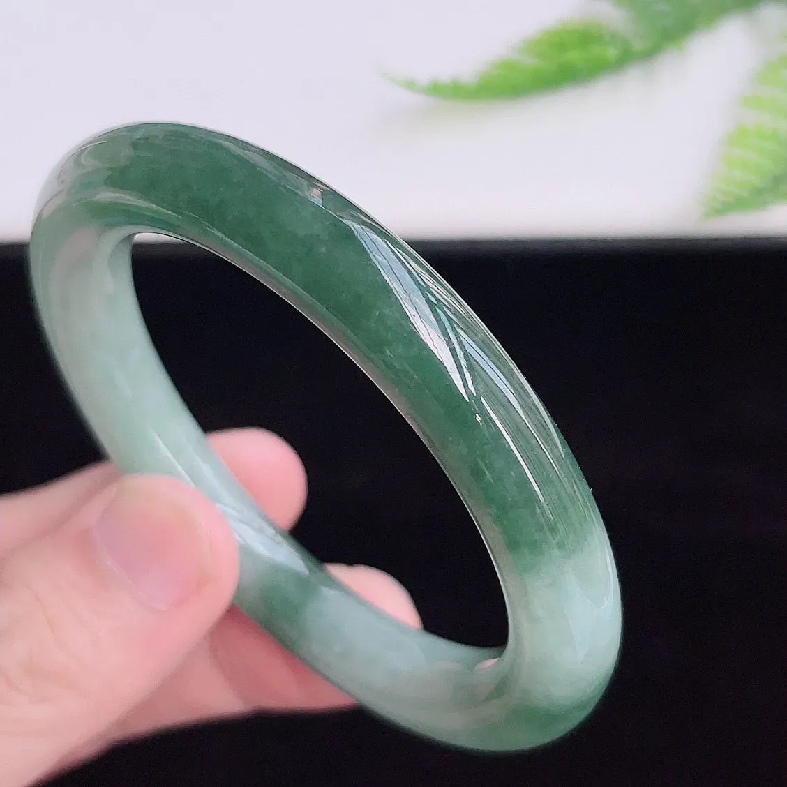 缅甸翡翠圆条手镯55mm  冰润飘花圆条翡翠手镯，玉质细腻水润，色泽清秀亮丽，飘花灵动  上手高贵典雅，W70.6    尺寸：55-10mm