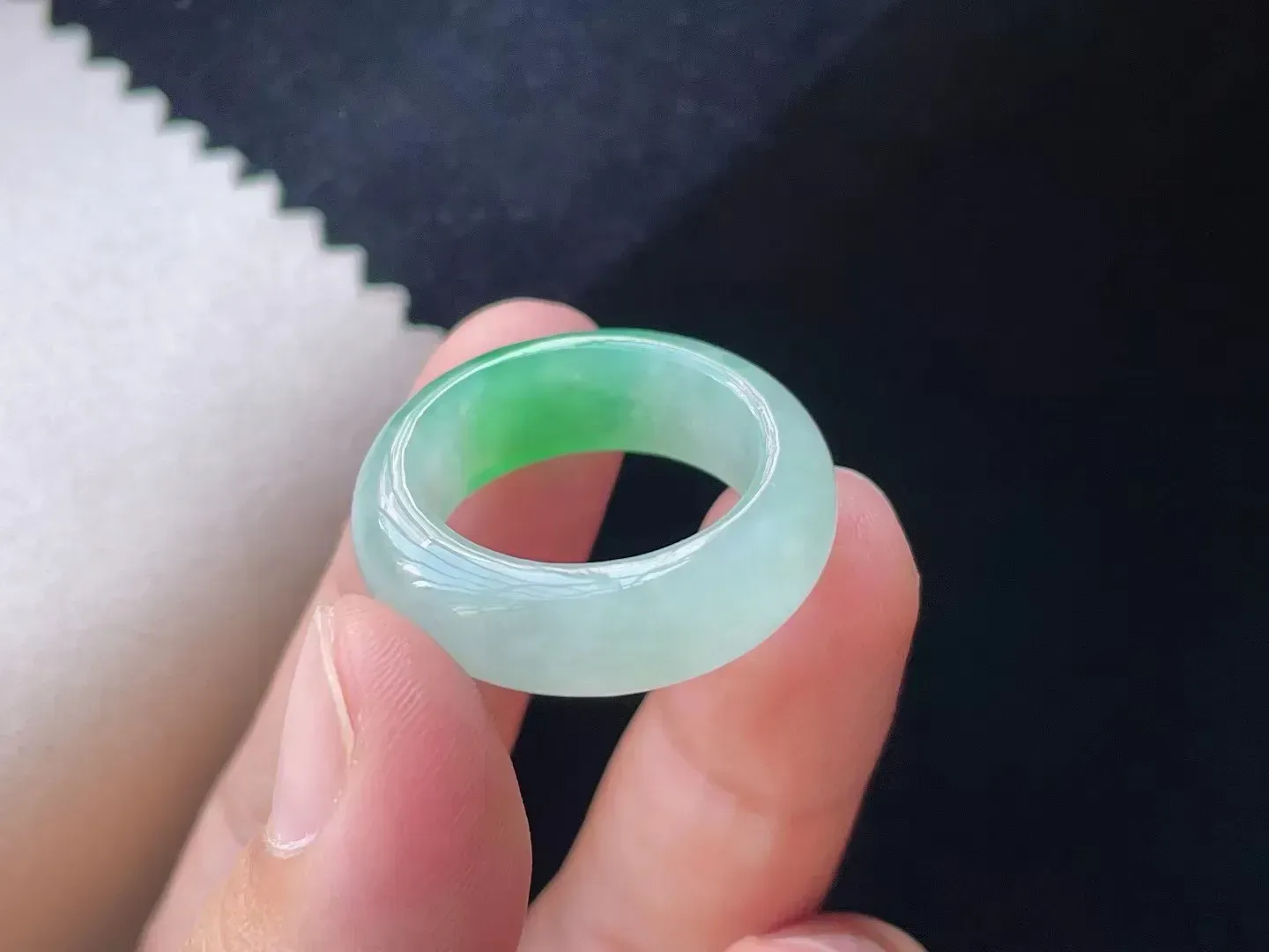 糯冰飘绿· 指环 飘花灵动 种好冰透 玉质水润  底色清爽 款式时尚  精致亮丽