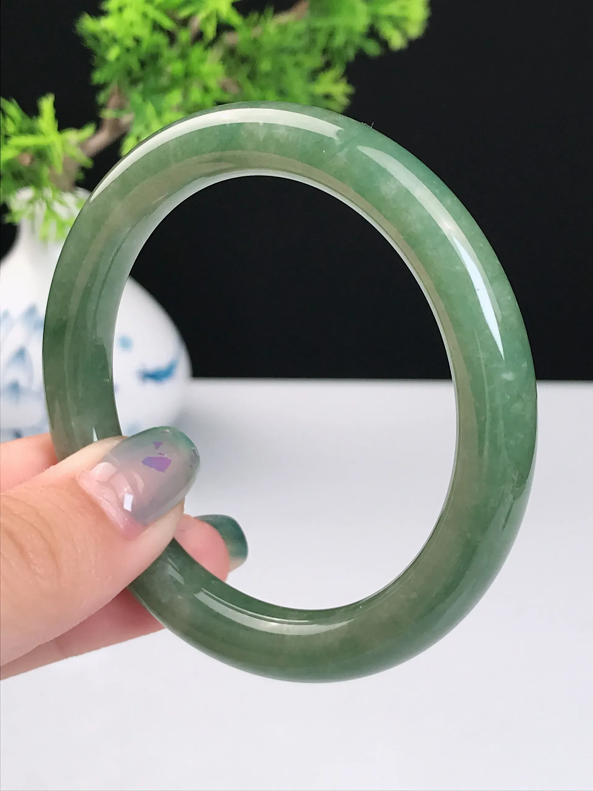 52-53圈口 天然A货翡翠 老坑种冰润满绿圆条手镯 尺寸：52.7*8.8mm 重量：39.86g 种好水足  玉质细腻 佩戴效果佳！