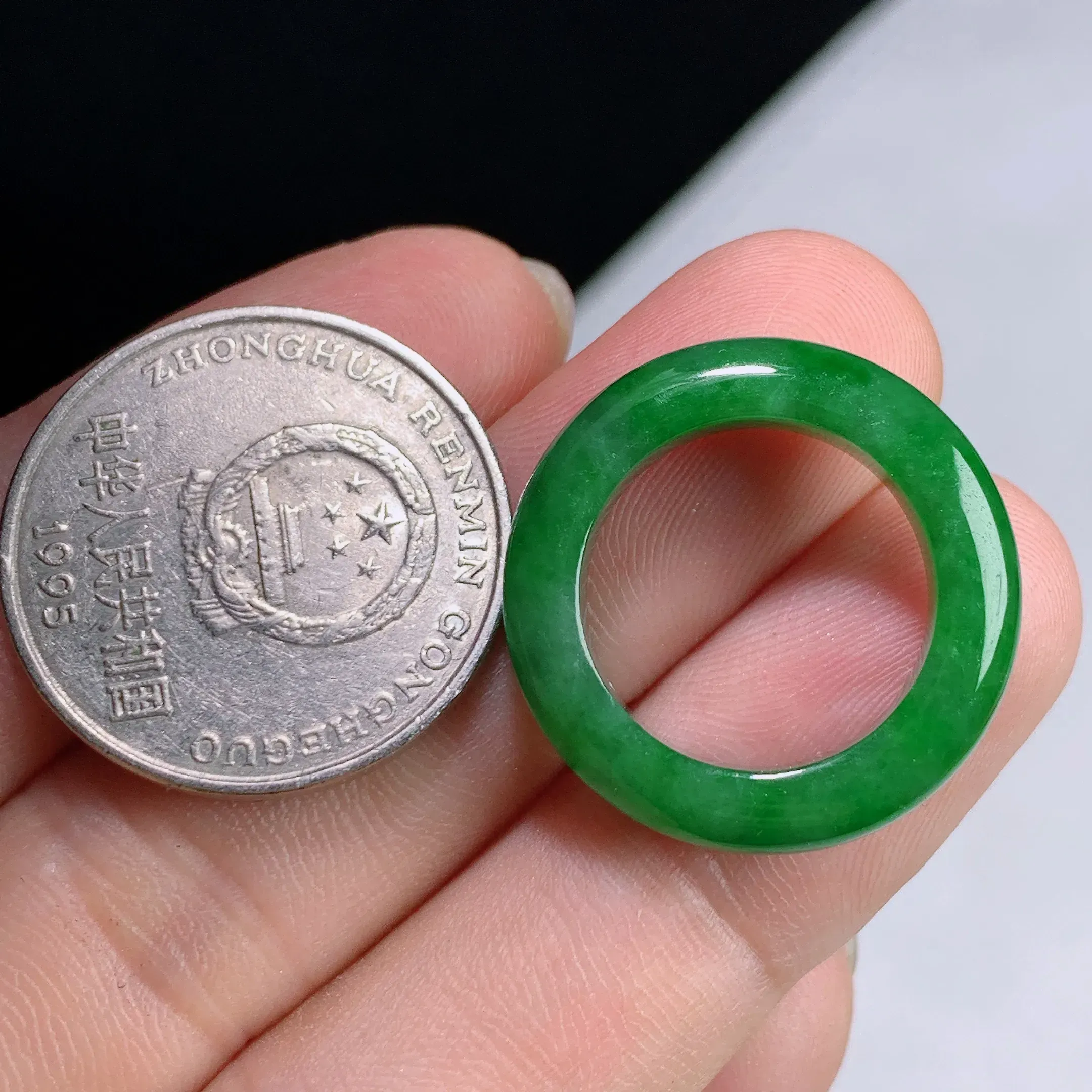 缅甸天然A货翡翠冰润满绿戒指指环 整体尺寸:16.5/5.7/4mm