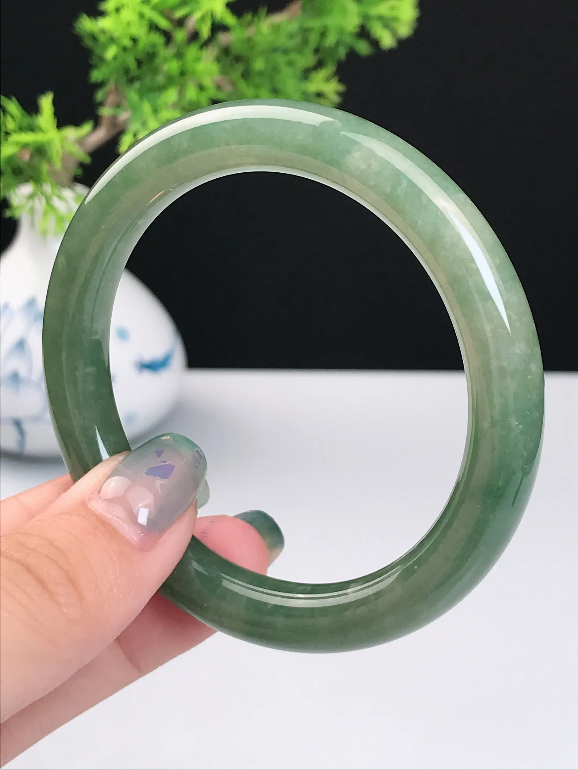 52-53圈口 天然A货翡翠 老坑种冰润满绿圆条手镯 尺寸：52.7*8.8mm 重量：39.86g 种好水足  玉质细腻 佩戴效果佳！