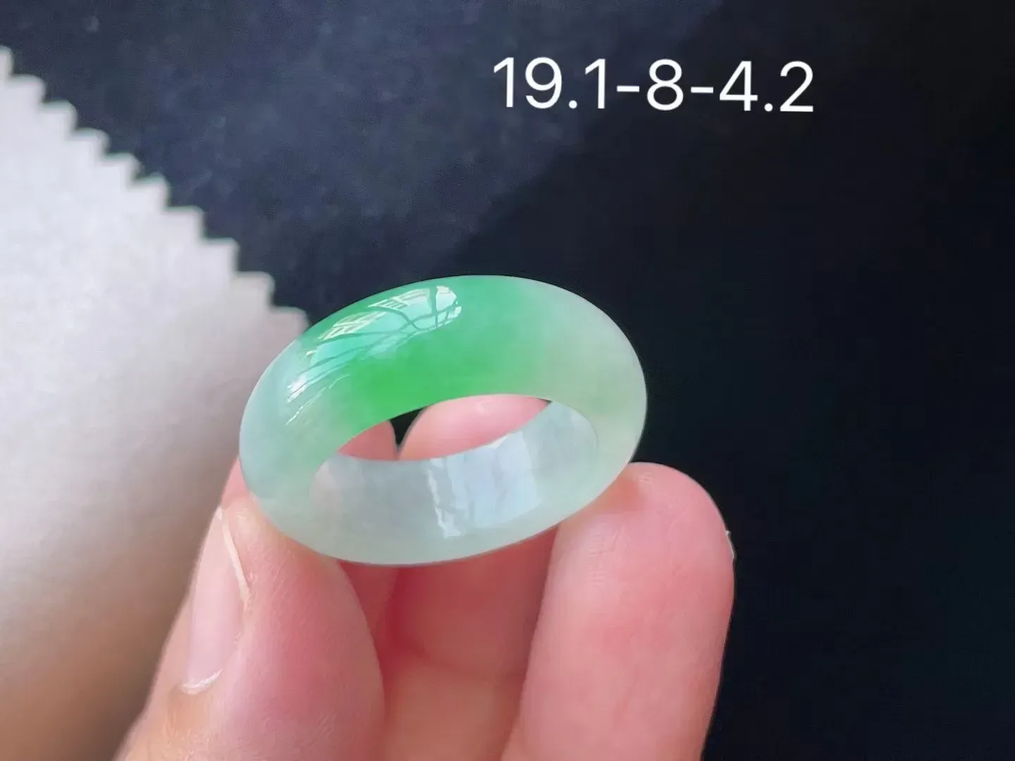 糯冰飘绿· 指环 飘花灵动 种好冰透 玉质水润  底色清爽 款式时尚  精致亮丽