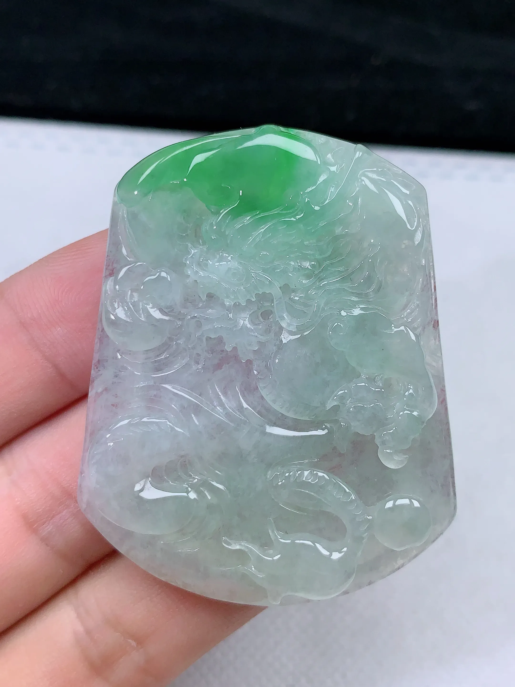 缅甸天然A货翡翠冰润飘绿龙牌吊坠 整体尺寸:53.7/43.2/5.5mm