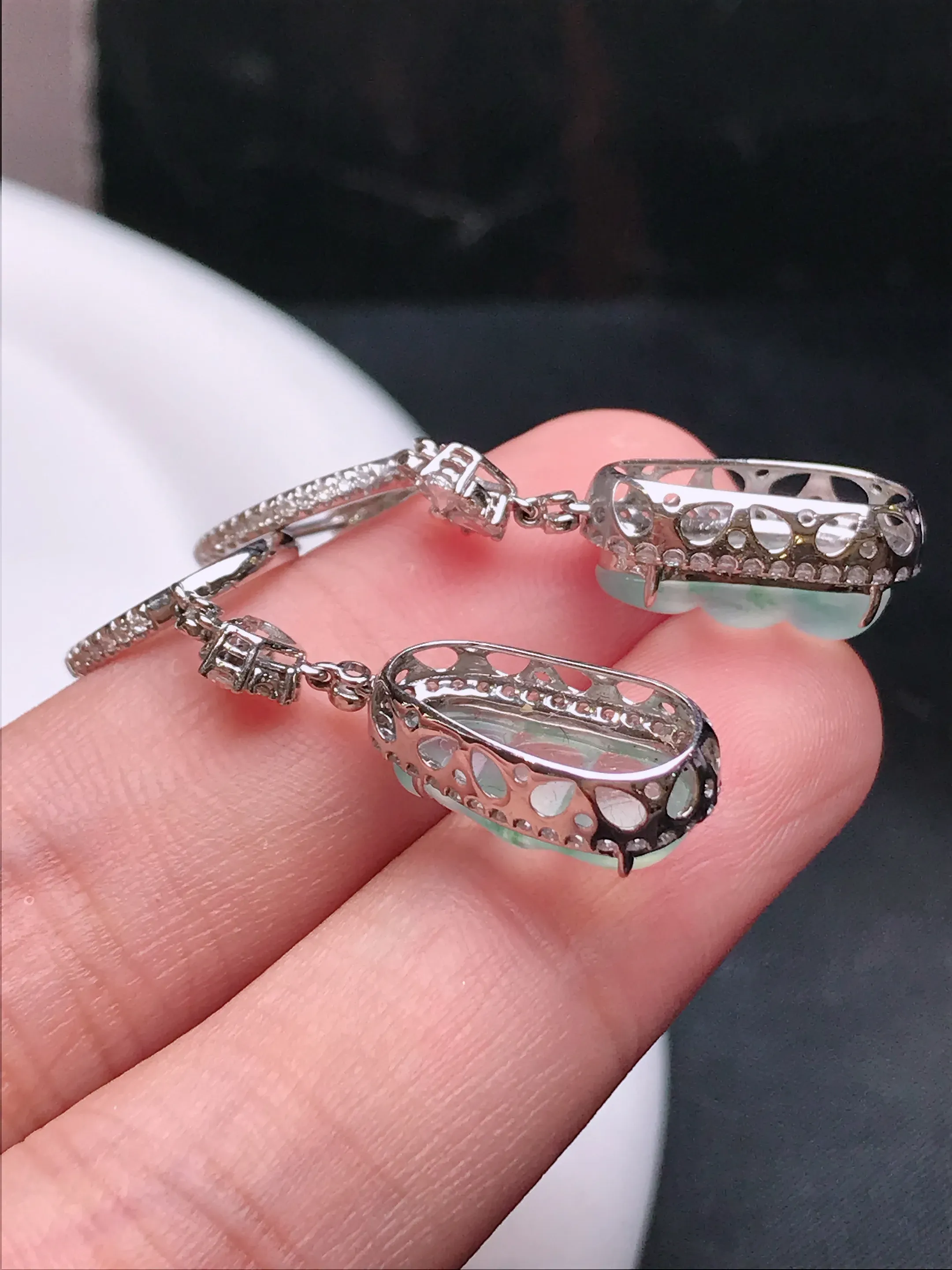 严选推荐耳坠，老坑冰种四季豆耳坠，18k金钻镶嵌而成，品相佳，佩戴效果佳，尽显气质。种水上乘，晶体结构致密，盈润通透，起强玻璃光泽。颜色清爽干净，色泽纯正，美感十足。高性价比，值得入手。裸石尺寸约14.7-6.8毫米