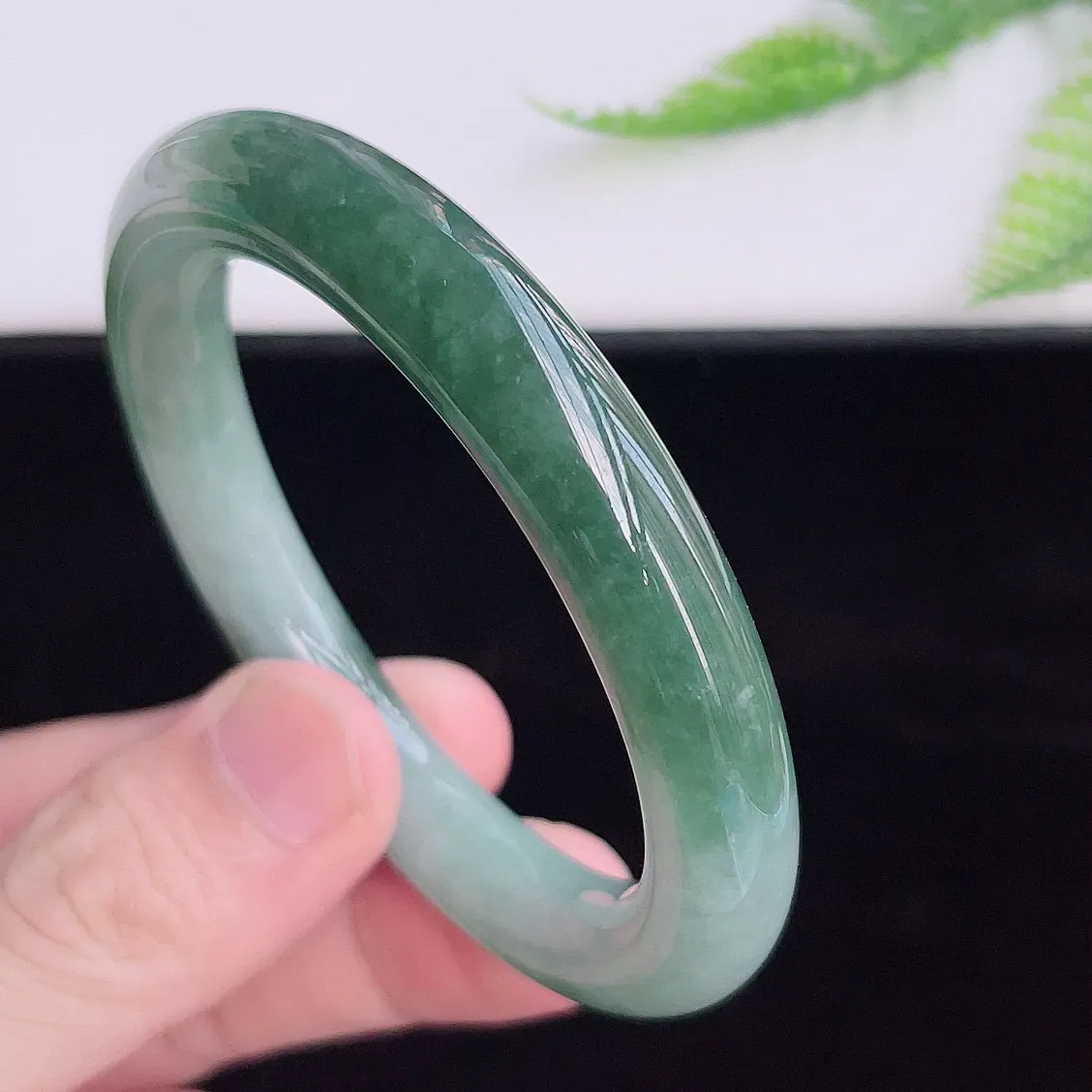缅甸翡翠圆条手镯55mm  冰润飘花圆条翡翠手镯，玉质细腻水润，色泽清秀亮丽，飘花灵动  上手高贵典雅，W70.6    尺寸：55-10mm
