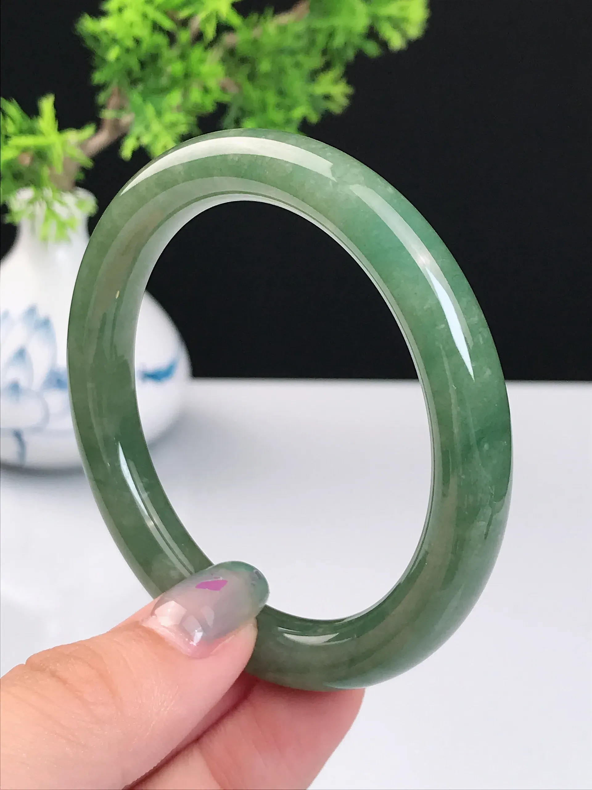 52-53圈口 天然A货翡翠 老坑种冰润满绿圆条手镯 尺寸：52.7*8.8mm 重量：39.86g 种好水足  玉质细腻 佩戴效果佳！