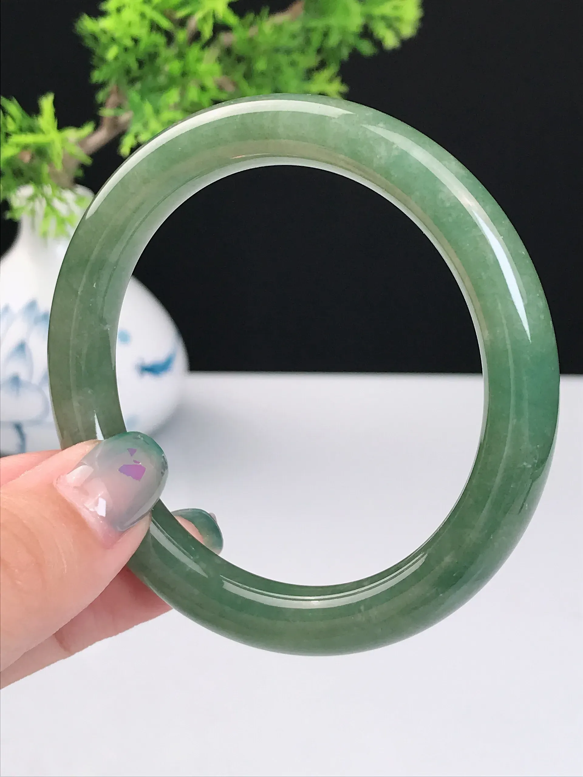 52-53圈口 天然A货翡翠 老坑种冰润满绿圆条手镯 尺寸：52.7*8.8mm 重量：39.86g 种好水足  玉质细腻 佩戴效果佳！