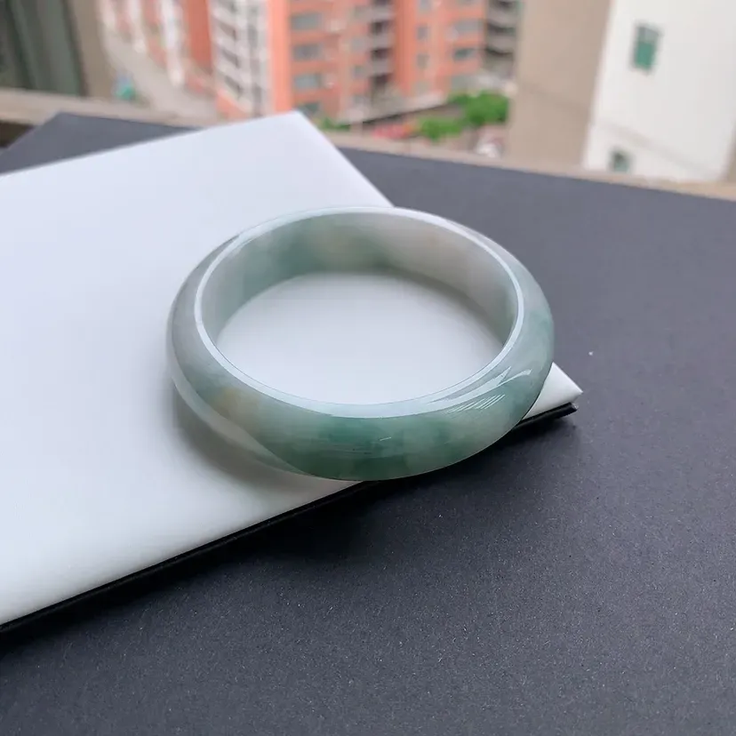 ️️【飘花58圈口】自然光实拍，缅甸老坑飘花正圈手镯，天然A货翡翠手镯，玉质细腻，特色飘蓝花，韵味十足，高贵气质，尺寸：58-14.2-8.6mm，重量：67.56g