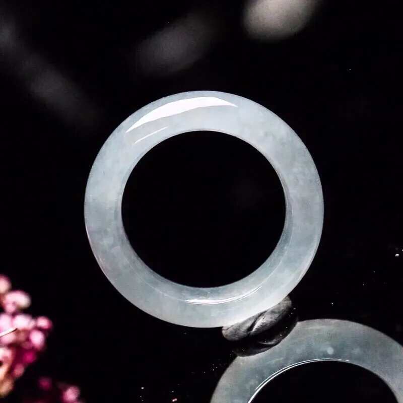 翡翠指环,莹润光泽，端庄大方，佩戴效果高贵时尚，尺寸18.7*7.6*4.5mm戒指内径18.7mm