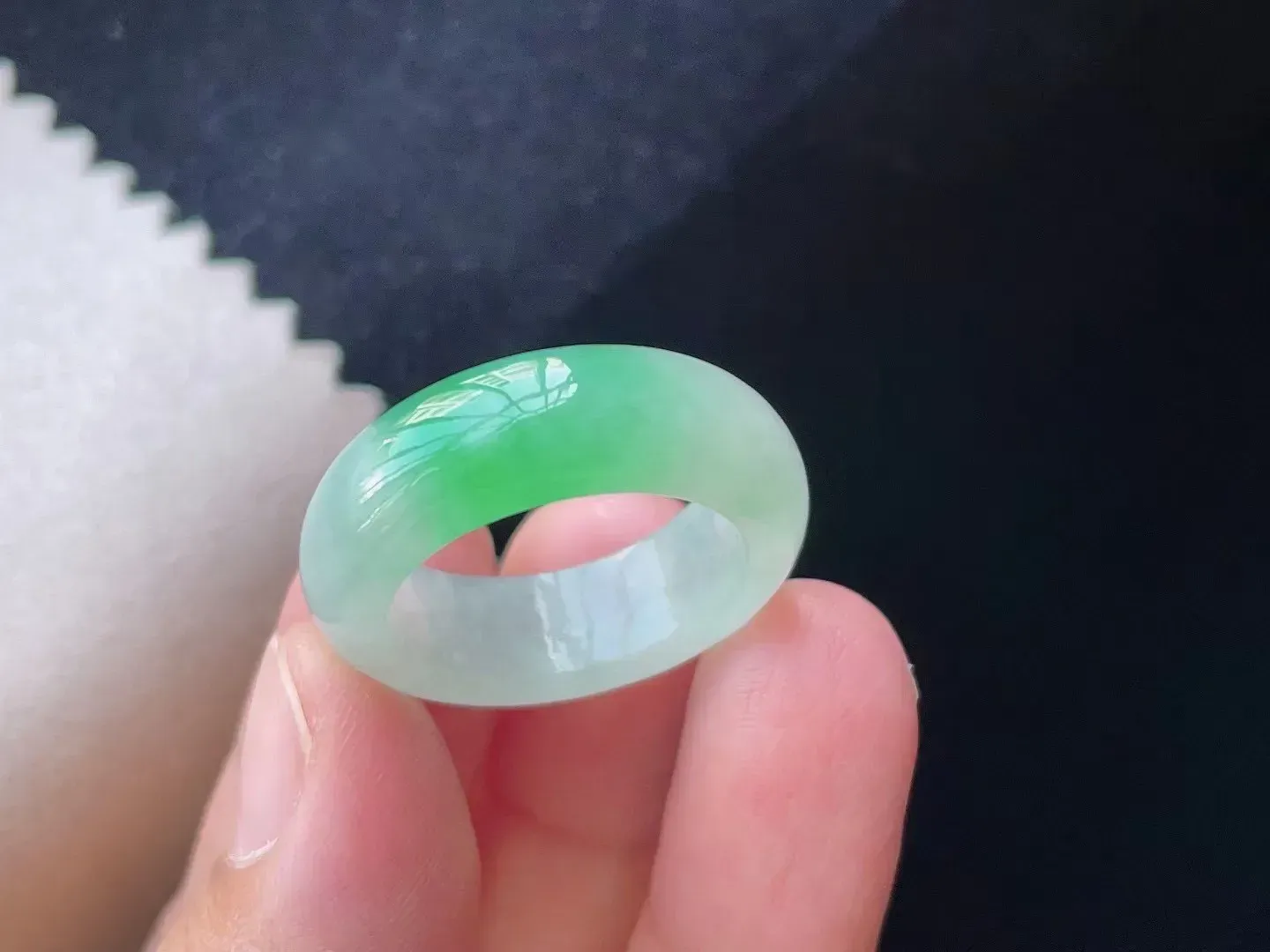 糯冰飘绿· 指环 飘花灵动 种好冰透 玉质水润  底色清爽 款式时尚  精致亮丽