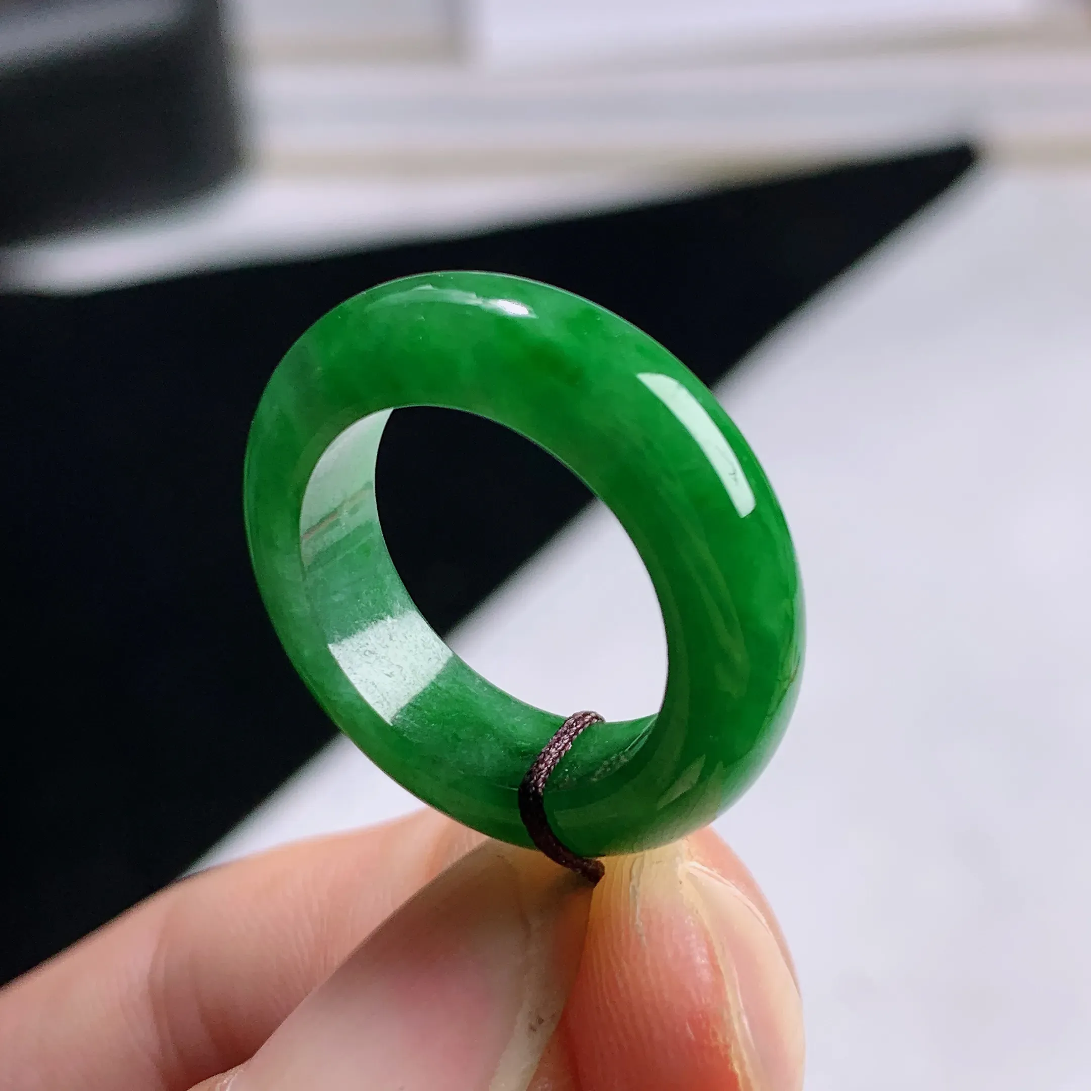 缅甸天然A货翡翠冰润满绿戒指指环 整体尺寸:16.5/5.7/4mm