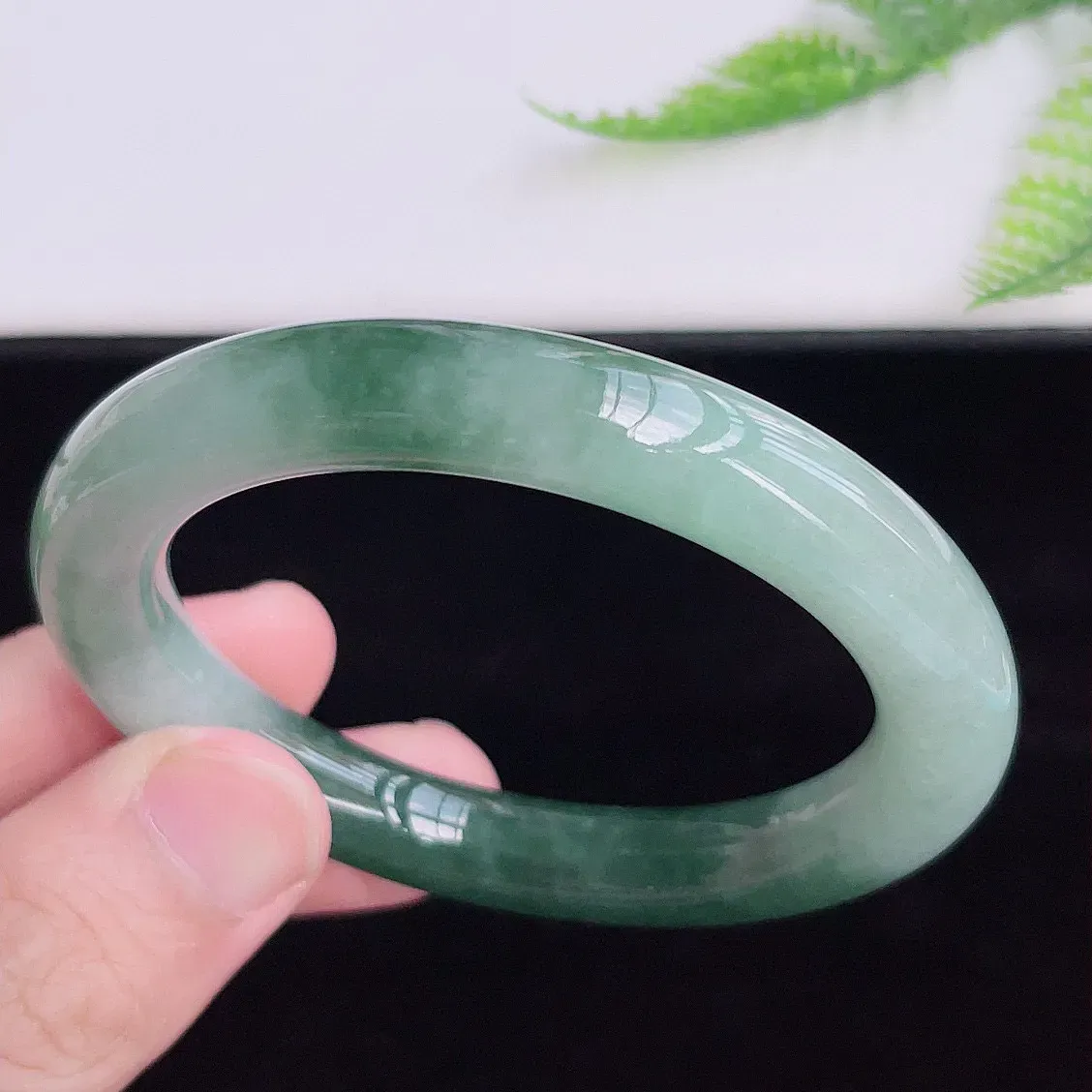 缅甸翡翠圆条手镯55mm  冰润飘花圆条翡翠手镯，玉质细腻水润，色泽清秀亮丽，飘花灵动  上手高贵典雅，W70.6    尺寸：55-10mm