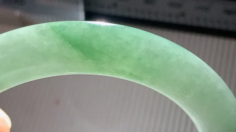 缅甸翡翠圆条手镯55mm  冰润飘花圆条翡翠手镯，玉质细腻水润，色泽清秀亮丽，飘花灵动  上手高贵典雅，W70.6    尺寸：55-10mm