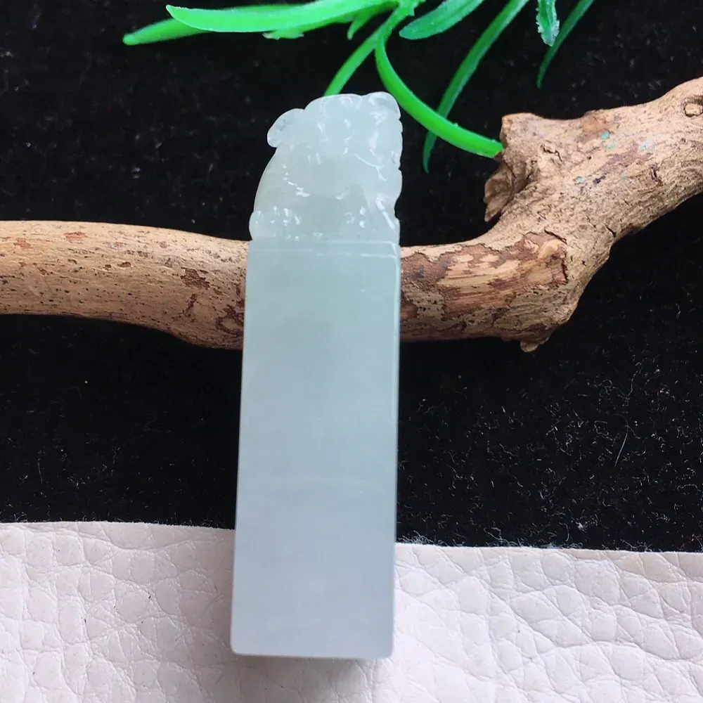 自然光实拍，精雕胶感纯美印章玉坠 种老水足 玉质细腻 底子干净细腻 雕工精美 手感舒适 值得拥有！yn 尺寸:46.8*16.6*12.7mm