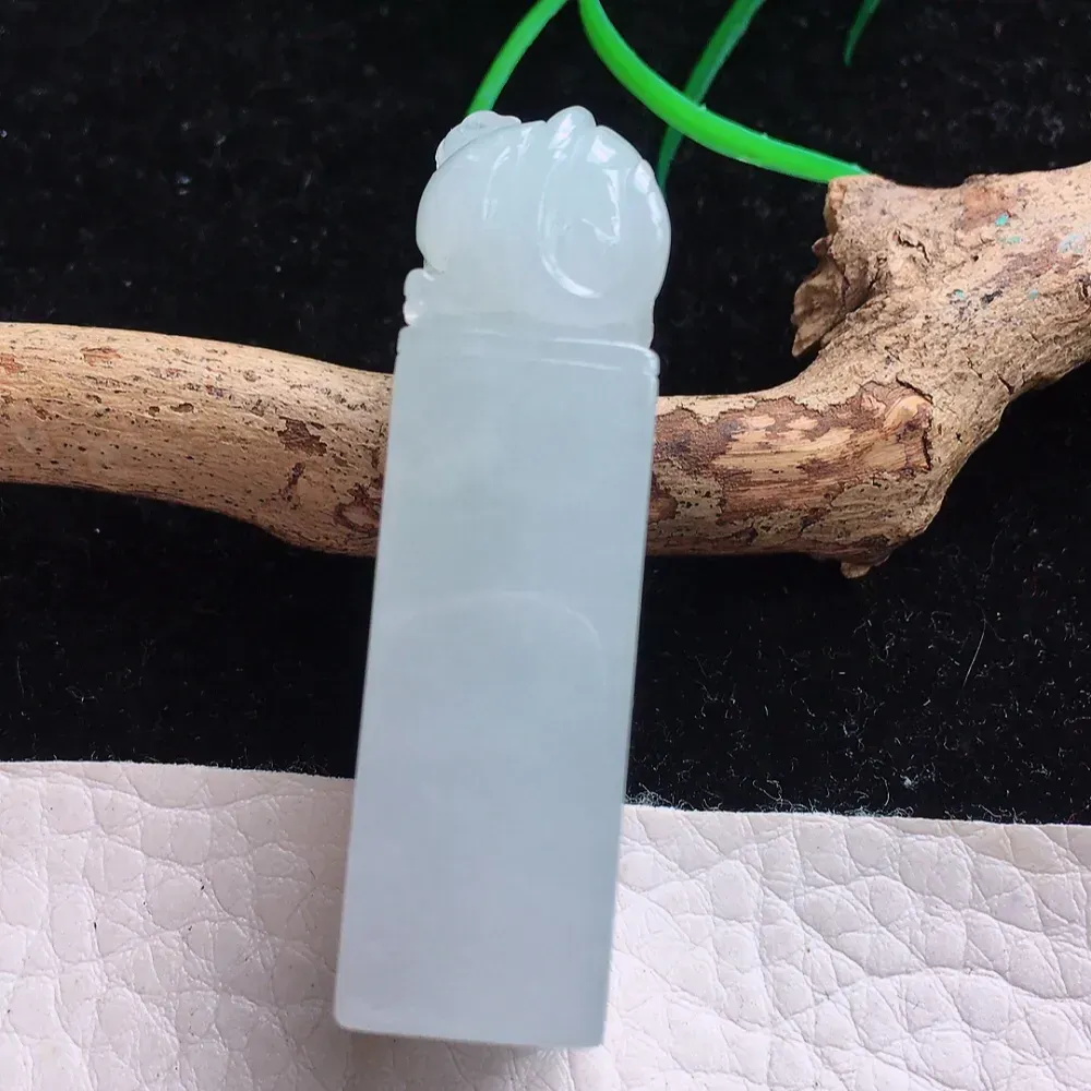 自然光实拍，精雕胶感纯美印章玉坠 种老水足 玉质细腻 底子干净细腻 雕工精美 手感舒适 值得拥有！yn 尺寸:46.8*16.6*12.7mm
