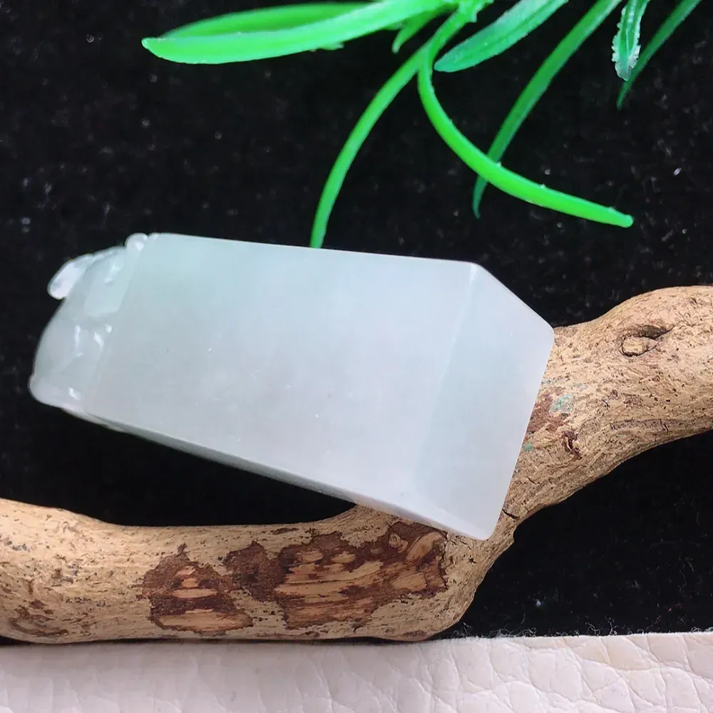 自然光实拍，精雕胶感纯美印章玉坠 种老水足 玉质细腻 底子干净细腻 雕工精美 手感舒适 值得拥有！yn 尺寸:46.8*16.6*12.7mm