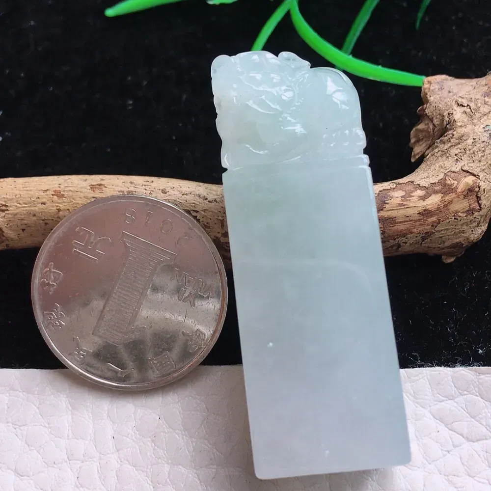 自然光实拍，精雕胶感纯美印章玉坠 种老水足 玉质细腻 底子干净细腻 雕工精美 手感舒适 值得拥有！yn 尺寸:46.8*16.6*12.7mm