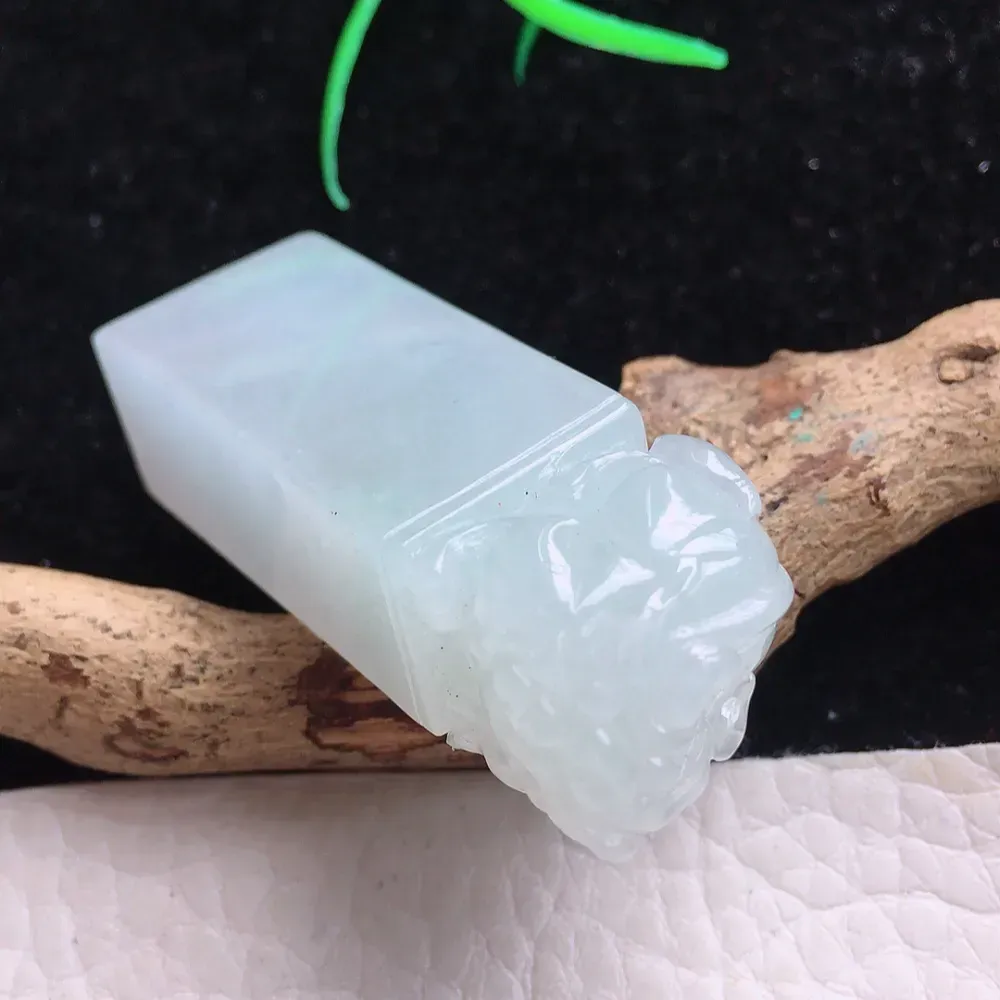 自然光实拍，精雕胶感纯美印章玉坠 种老水足 玉质细腻 底子干净细腻 雕工精美 手感舒适 值得拥有！yn 尺寸:46.8*16.6*12.7mm