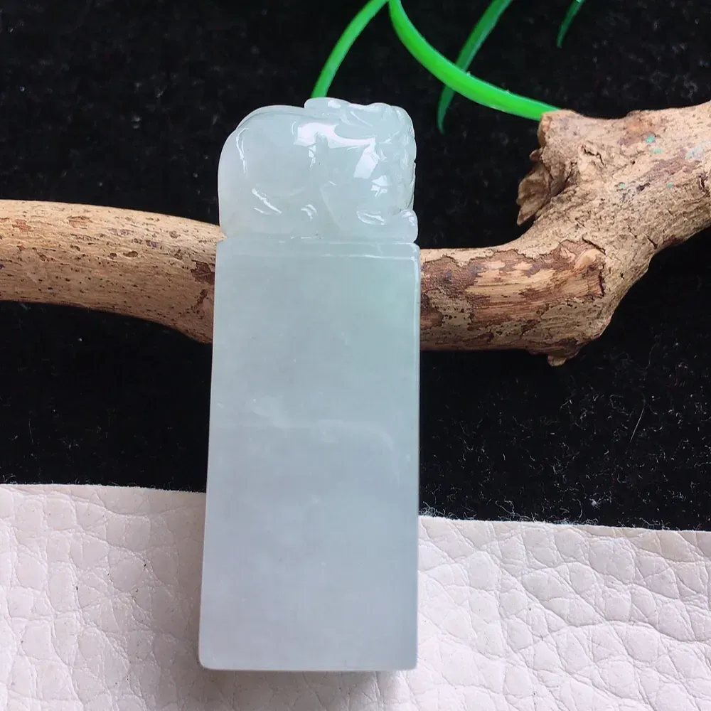 自然光实拍，精雕胶感纯美印章玉坠 种老水足 玉质细腻 底子干净细腻 雕工精美 手感舒适 值得拥有！yn 尺寸:46.8*16.6*12.7mm