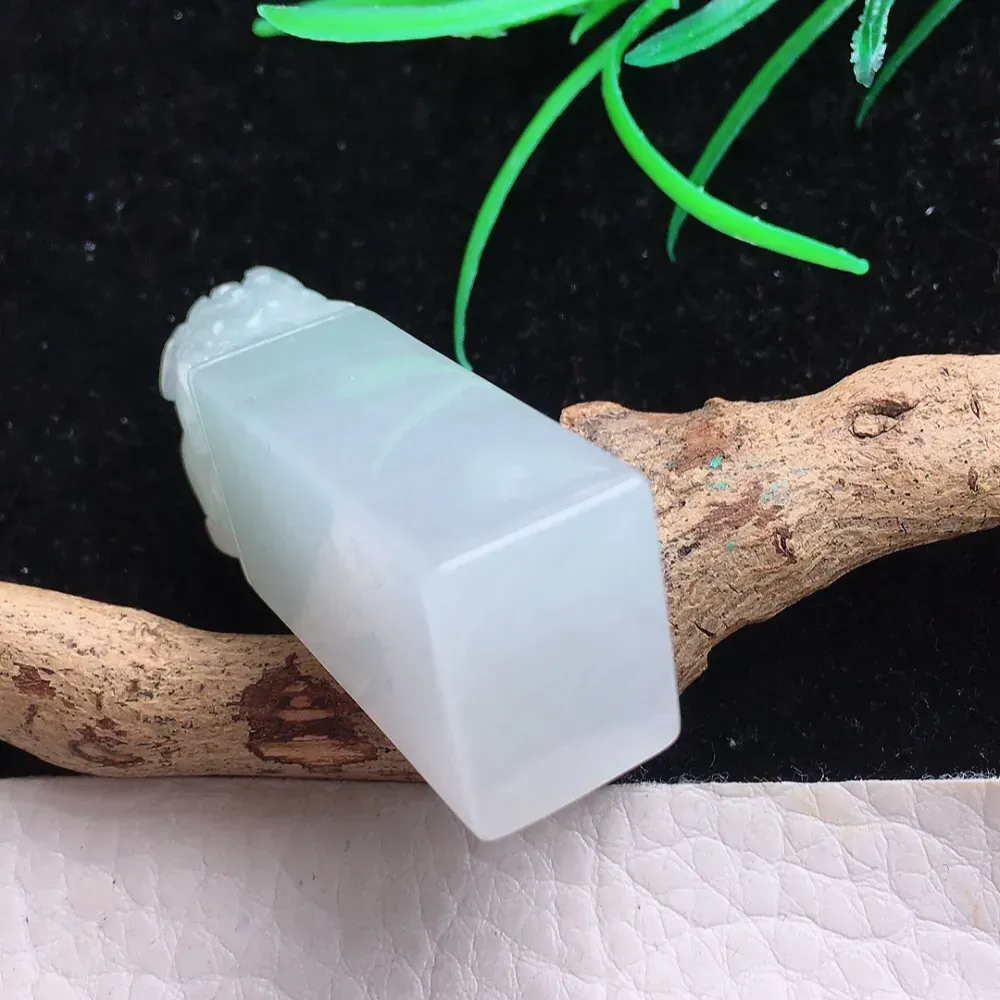 自然光实拍，精雕胶感纯美印章玉坠 种老水足 玉质细腻 底子干净细腻 雕工精美 手感舒适 值得拥有！yn 尺寸:46.8*16.6*12.7mm