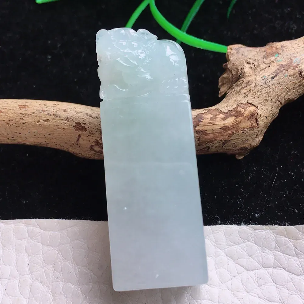 自然光实拍，精雕胶感纯美印章玉坠 种老水足 玉质细腻 底子干净细腻 雕工精美 手感舒适 值得拥有！yn 尺寸:46.8*16.6*12.7mm