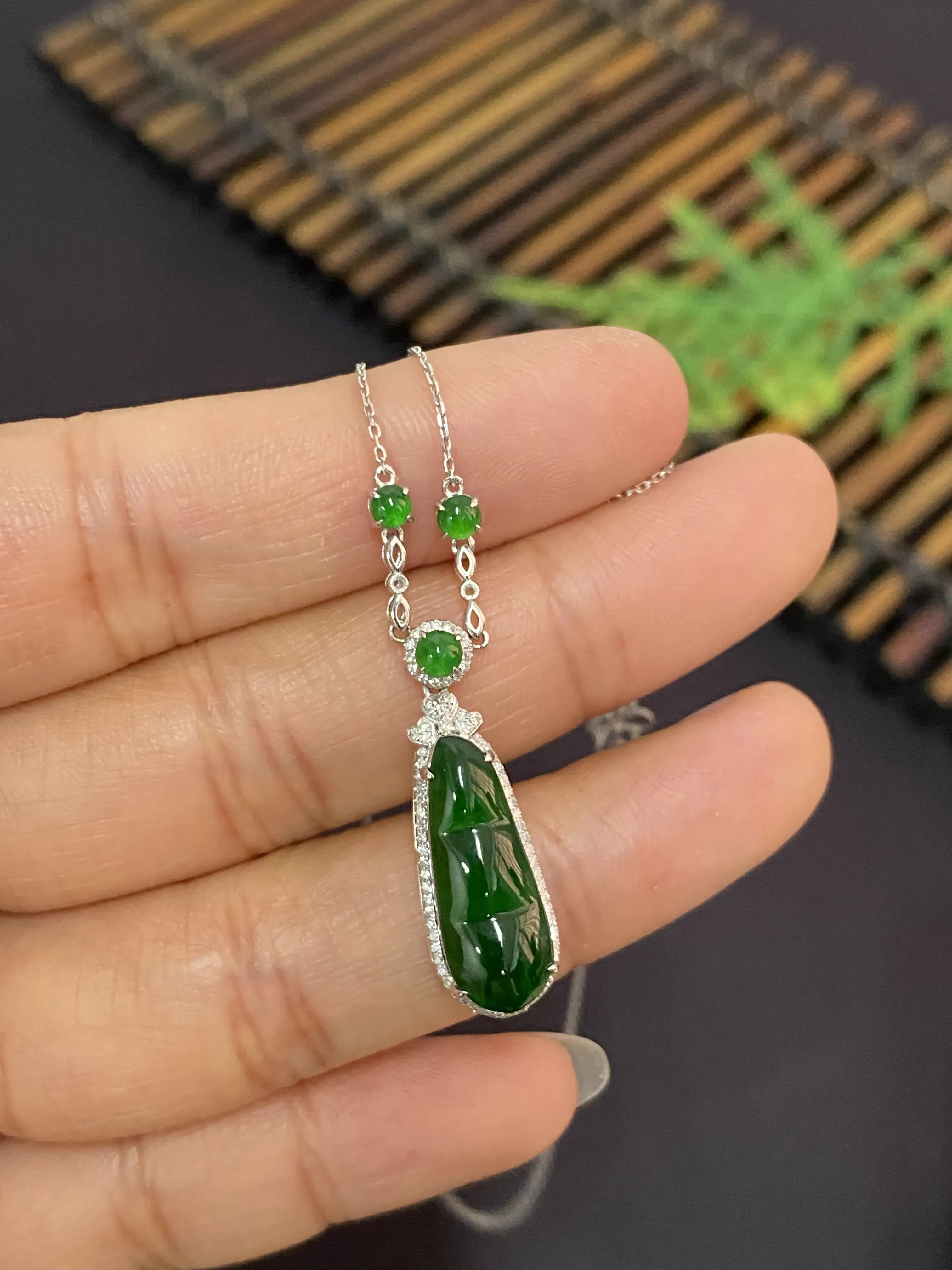 【对庄自营】翡翠四季豆吊坠，18k金镶嵌