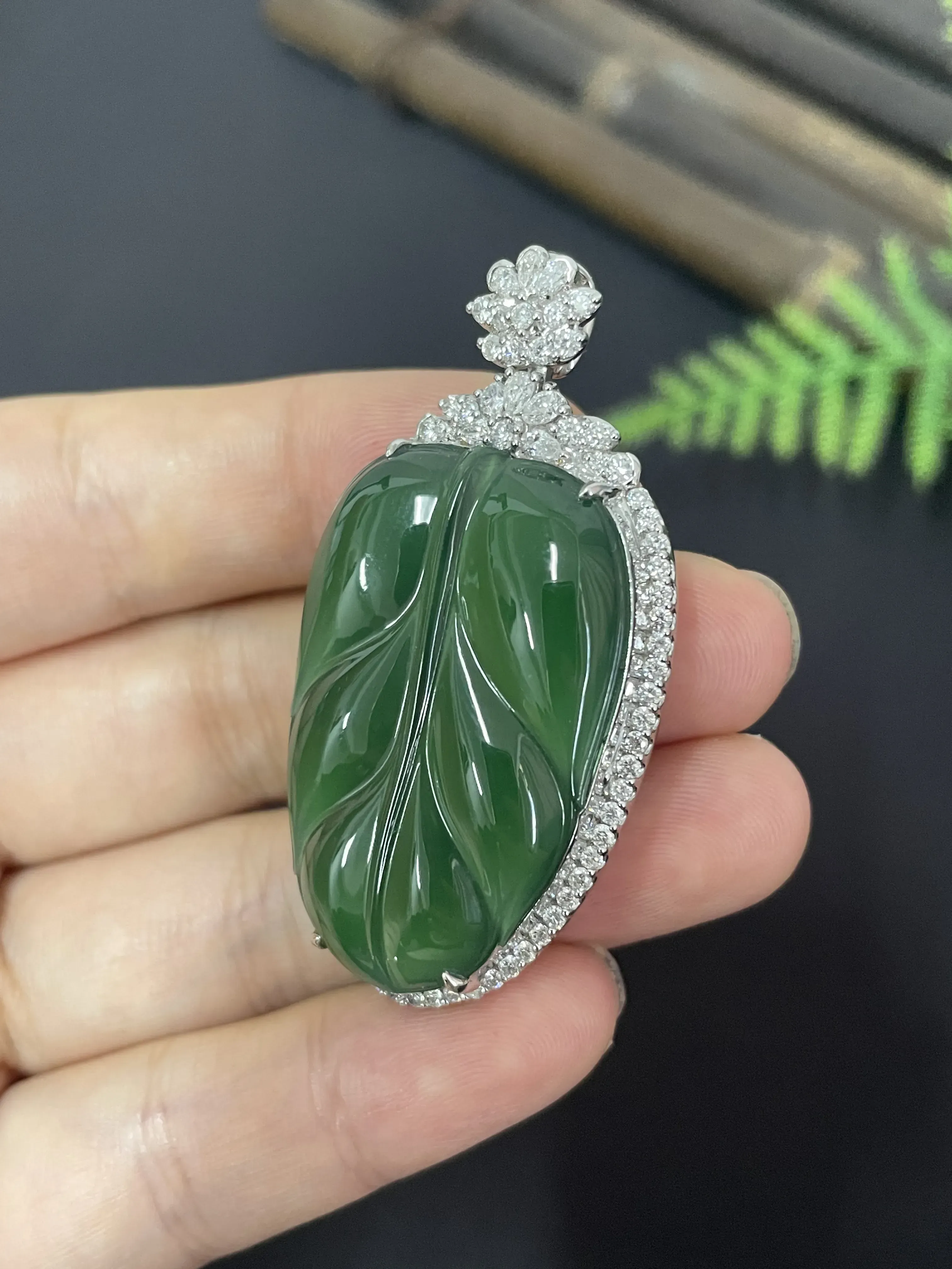 【对庄自营】翡翠叶子吊坠，18K金镶嵌。