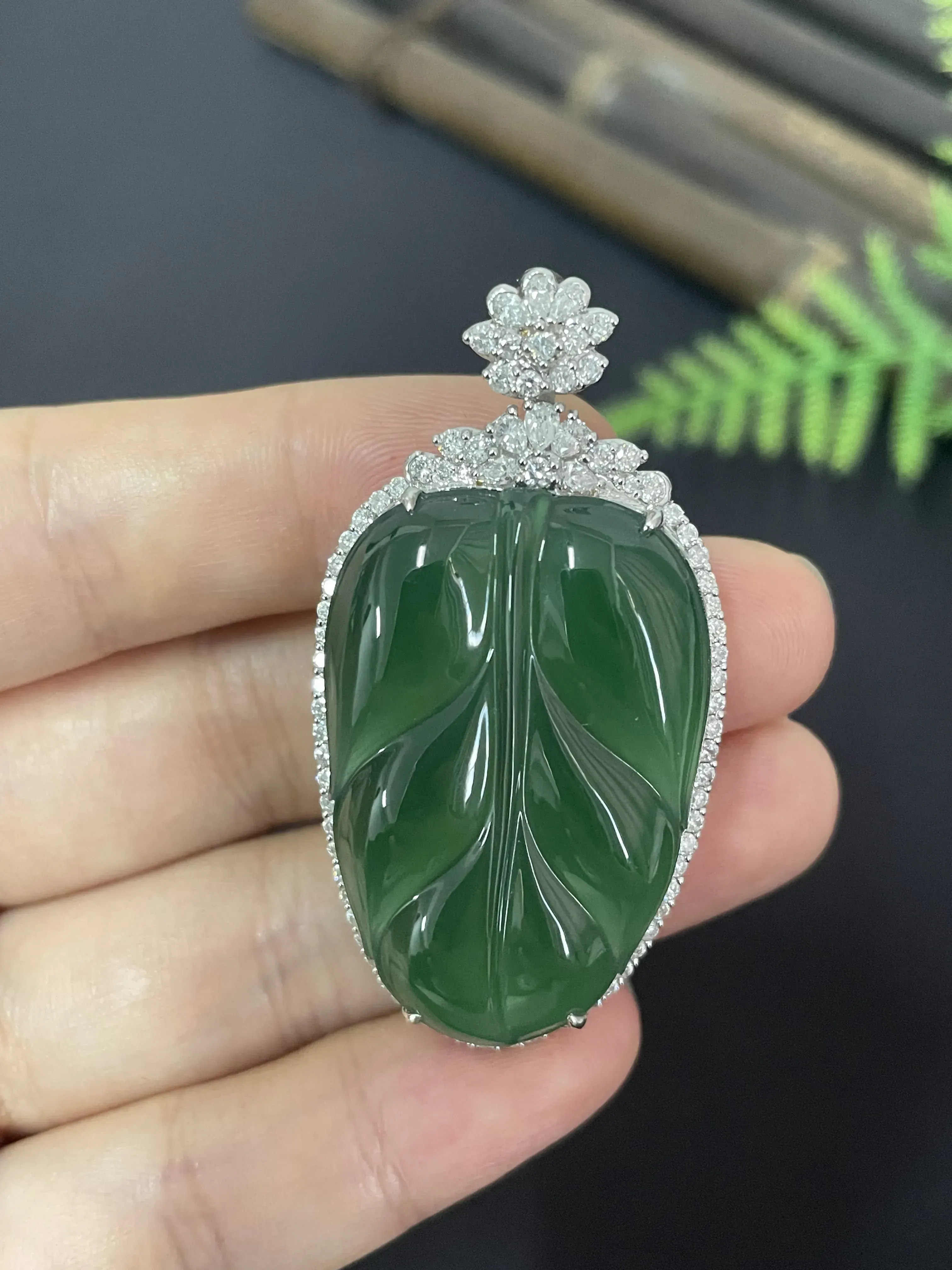 【对庄自营】翡翠叶子吊坠，18K金镶嵌。