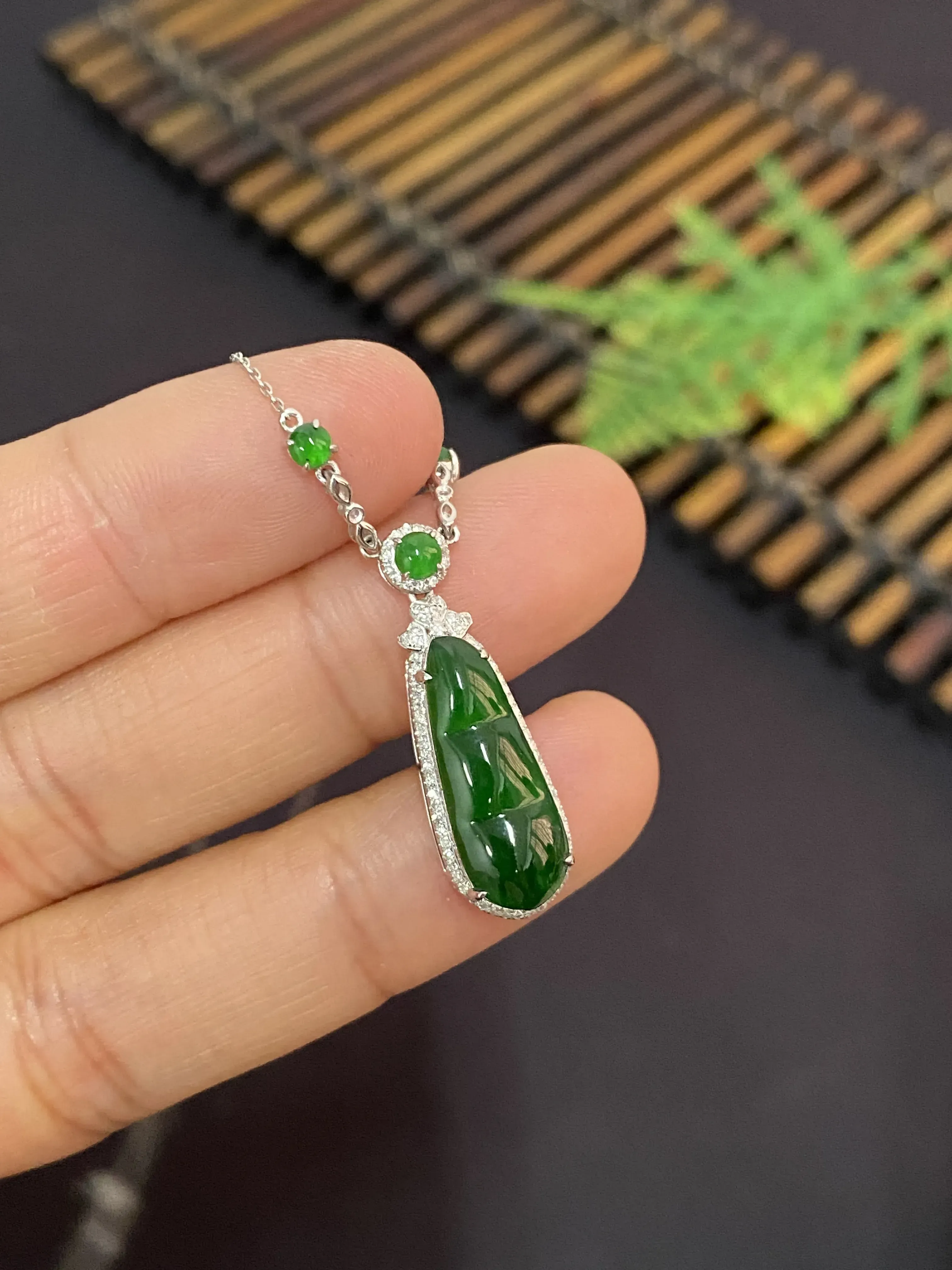 【对庄自营】翡翠四季豆吊坠，18k金镶嵌