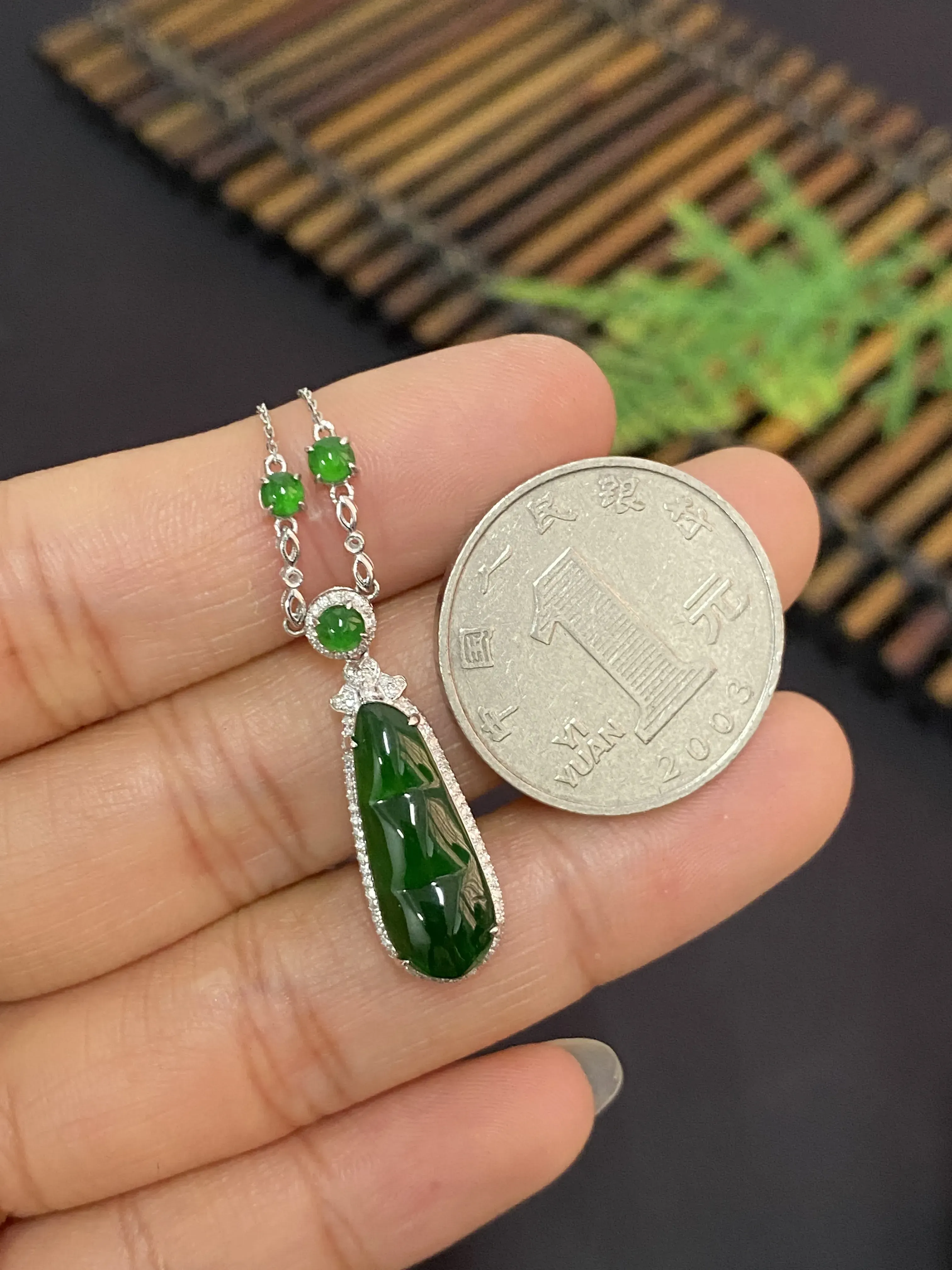 【对庄自营】翡翠四季豆吊坠，18k金镶嵌