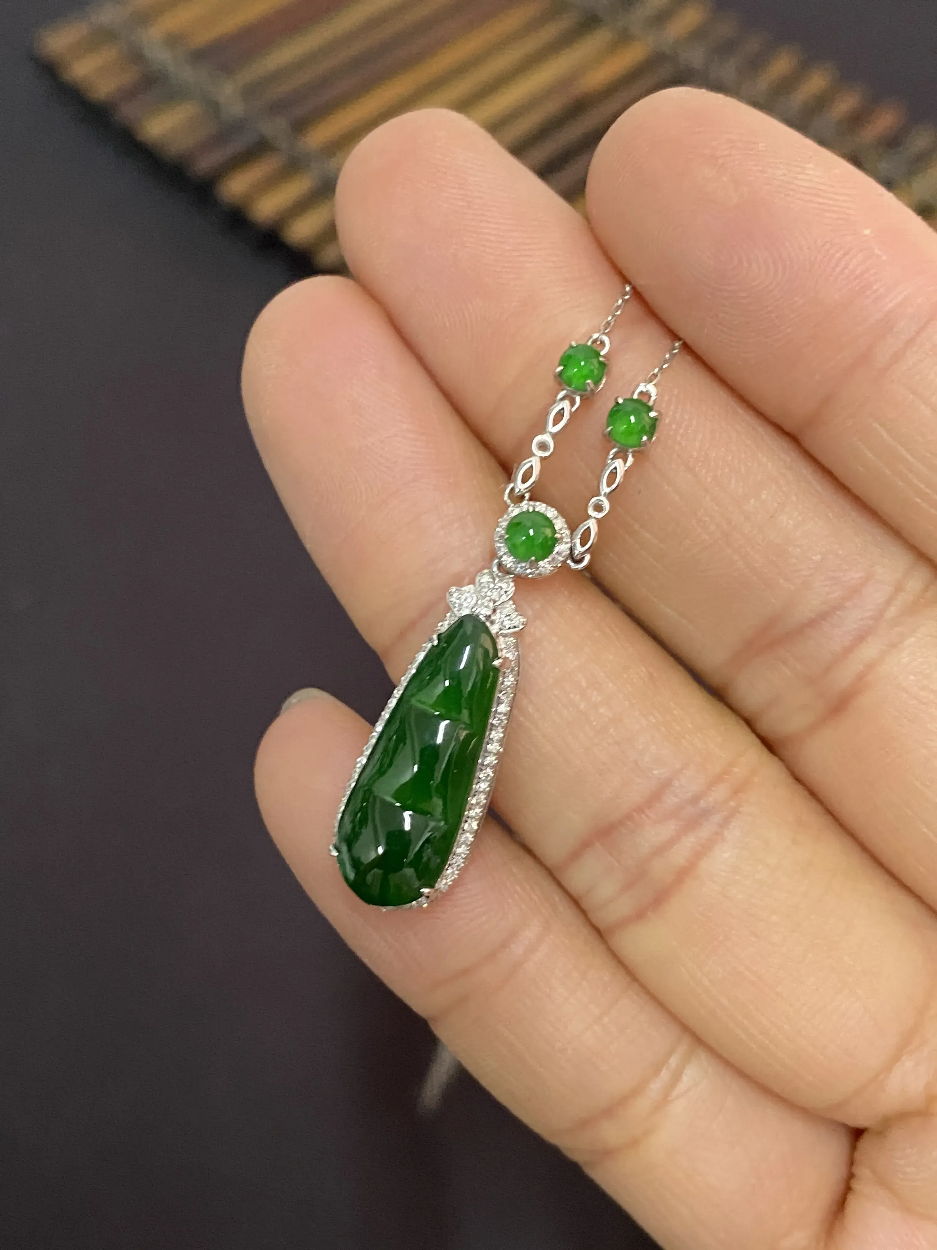 【对庄自营】翡翠四季豆吊坠，18k金镶嵌