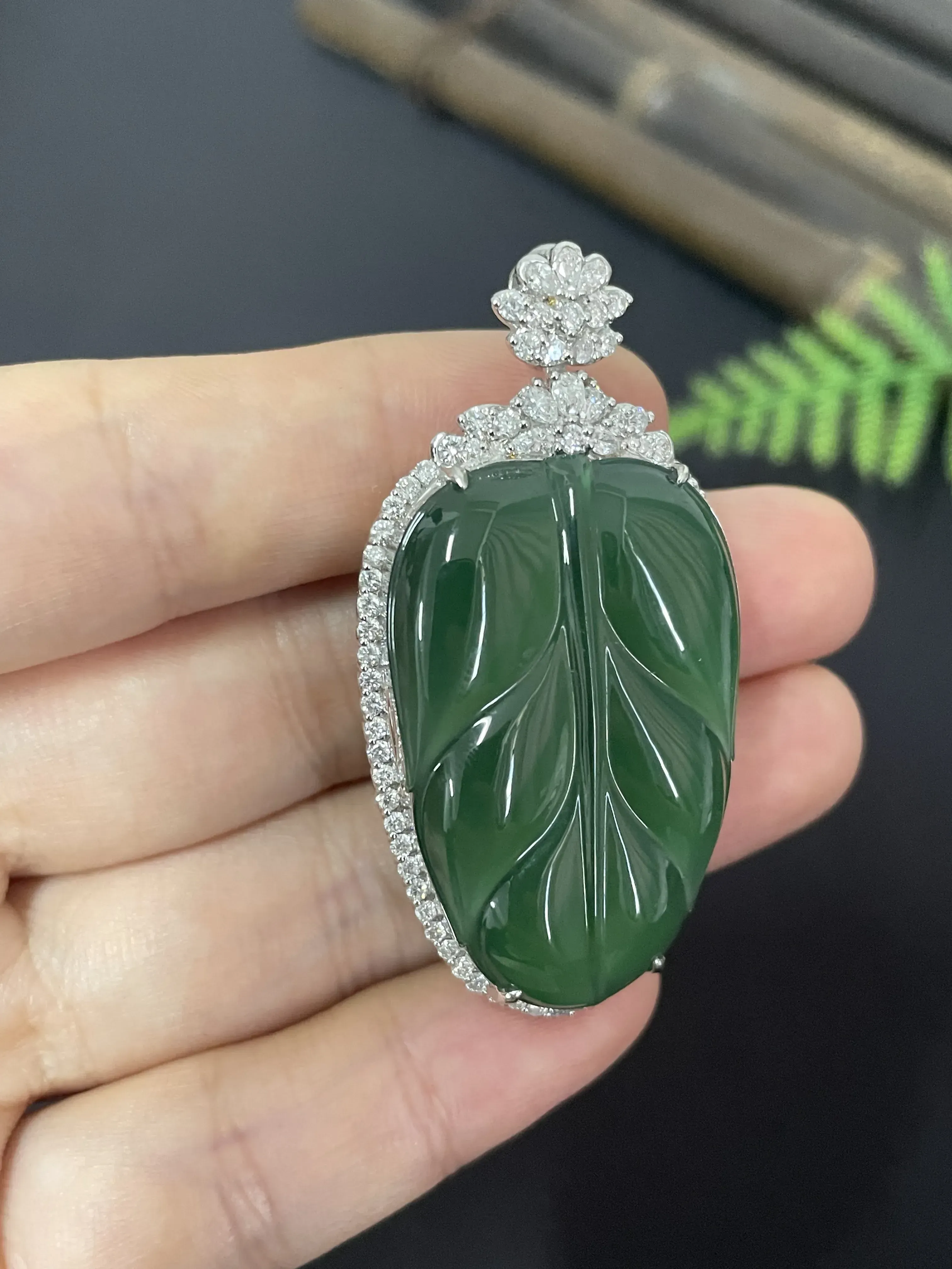 【对庄自营】翡翠叶子吊坠，18K金镶嵌。