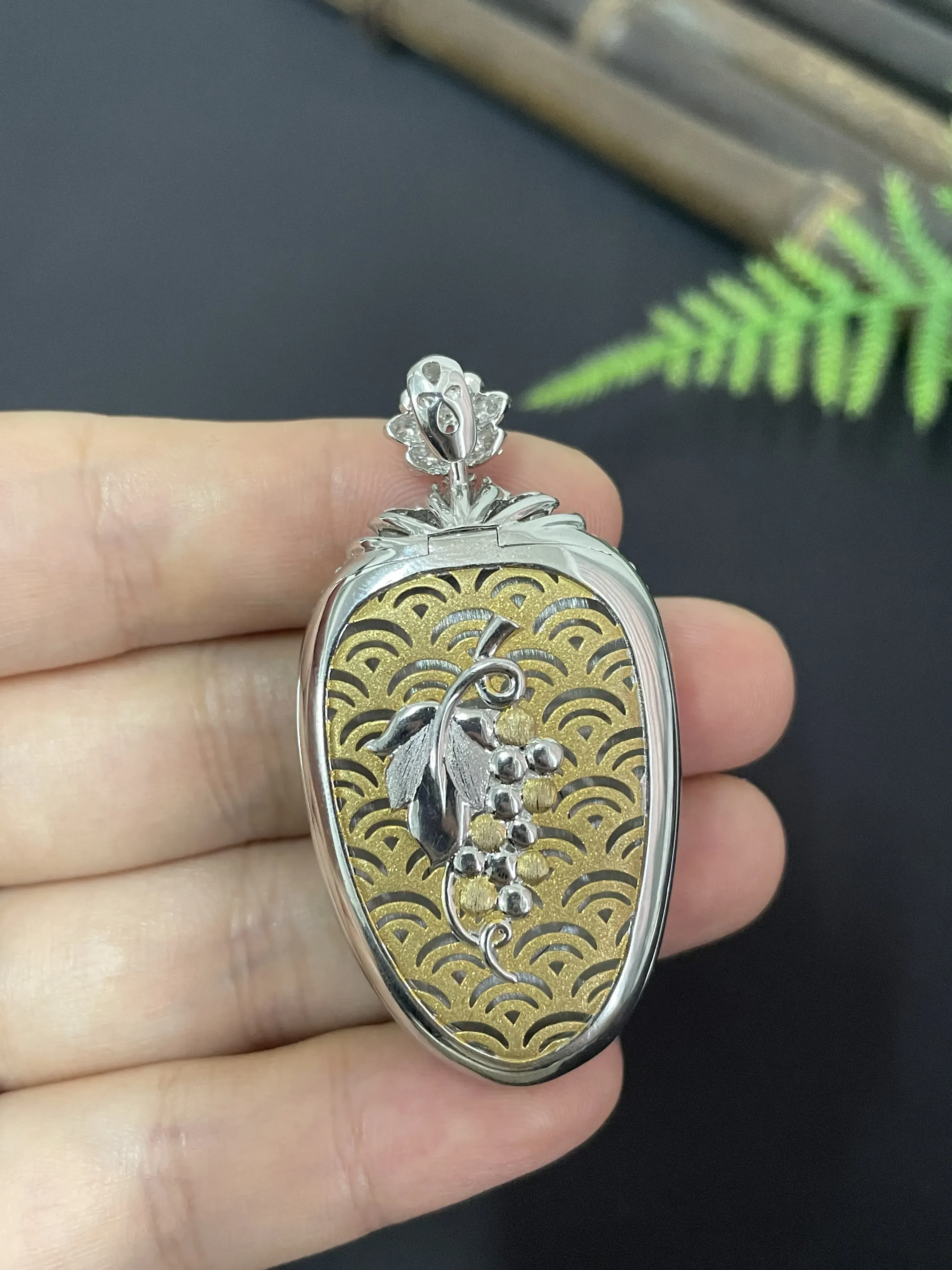 【对庄自营】翡翠叶子吊坠，18K金镶嵌。