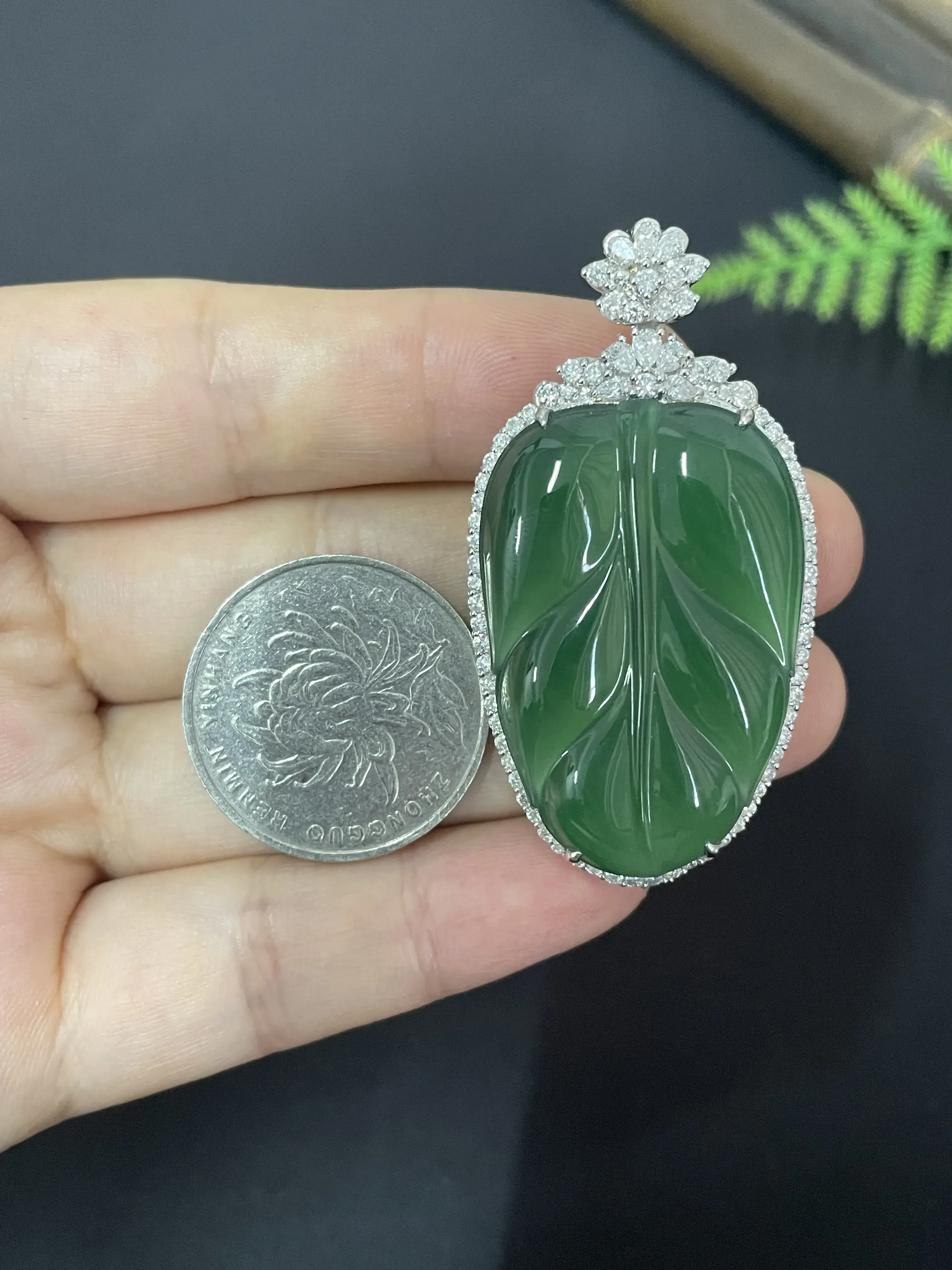 【对庄自营】翡翠叶子吊坠，18K金镶嵌。
