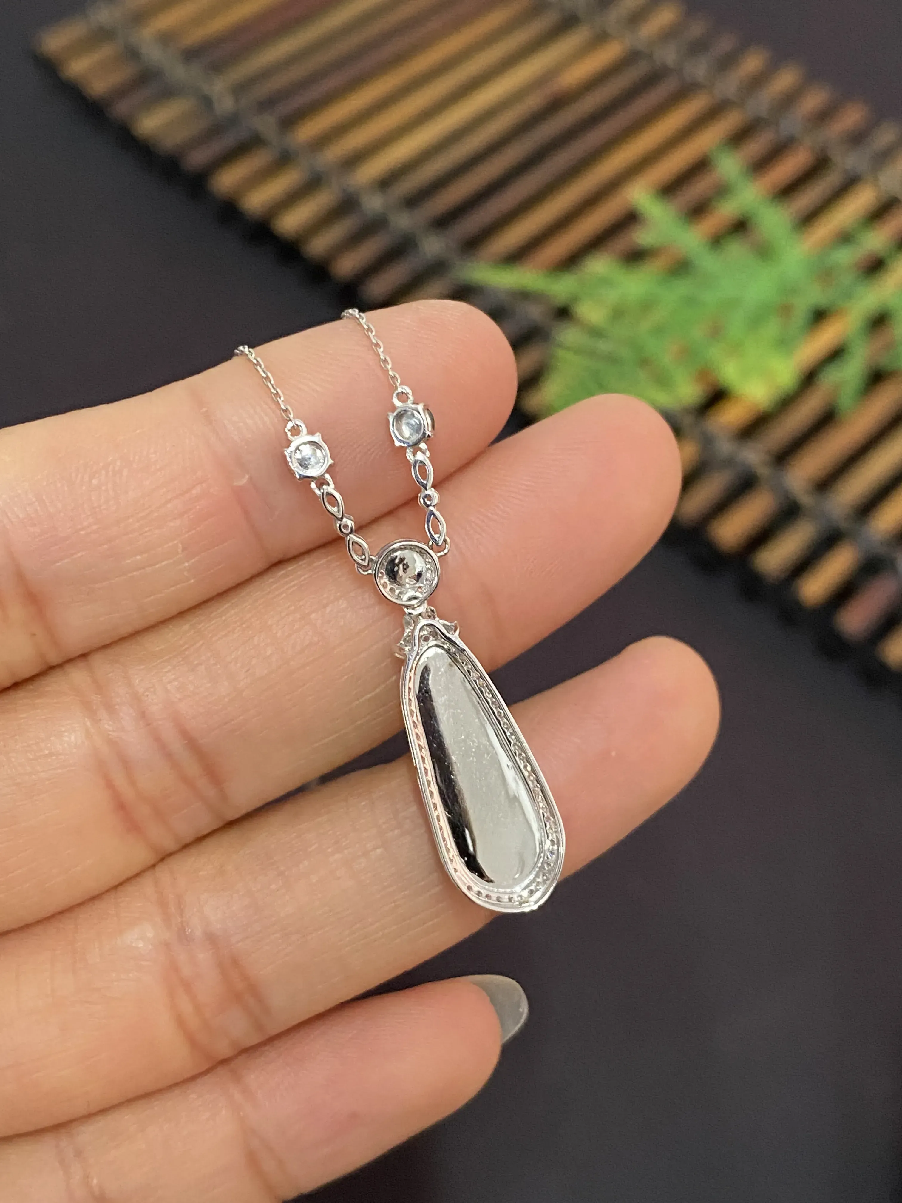 【对庄自营】翡翠四季豆吊坠，18k金镶嵌