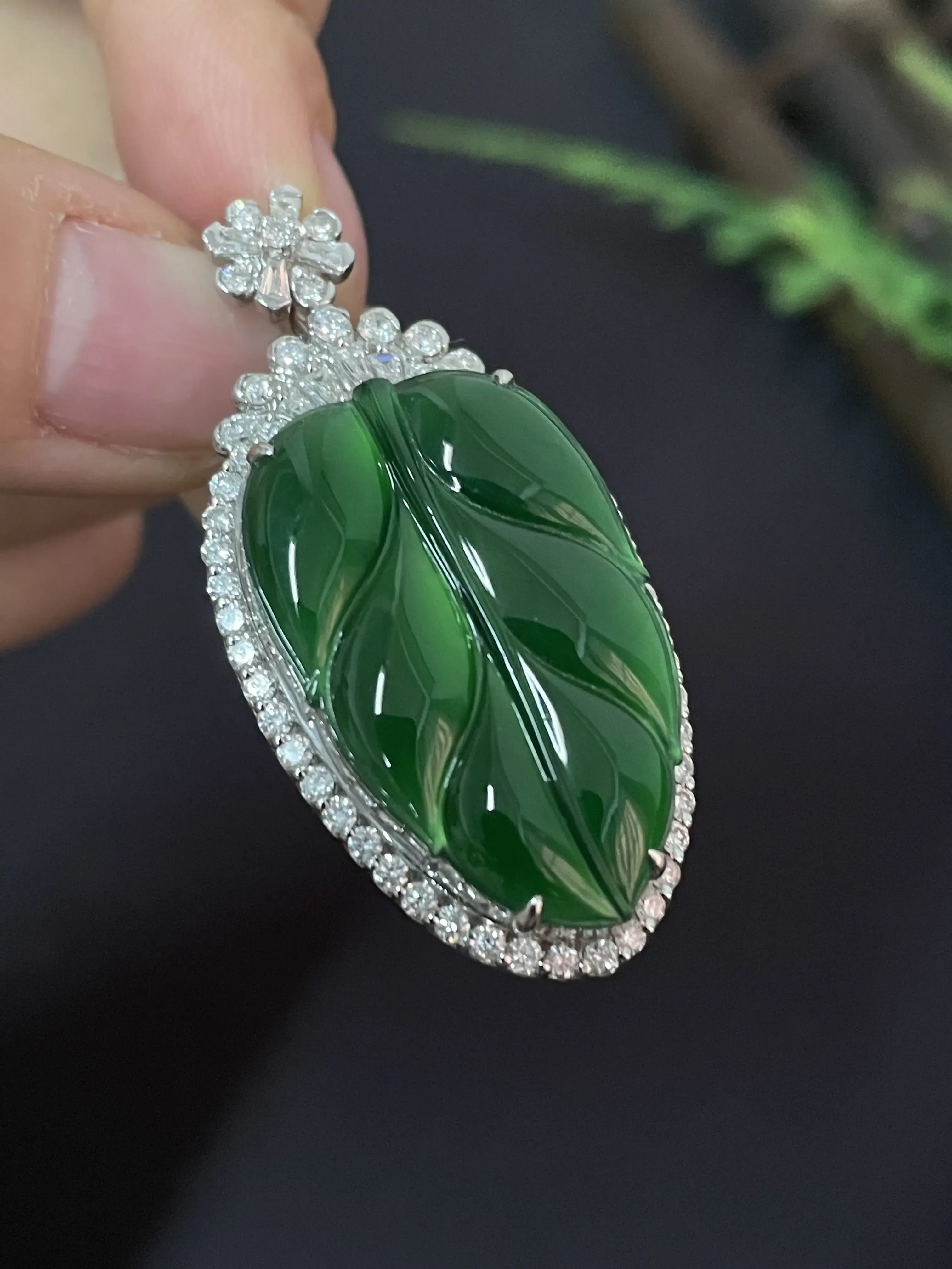 翡翠叶子吊坠，18k金镶嵌