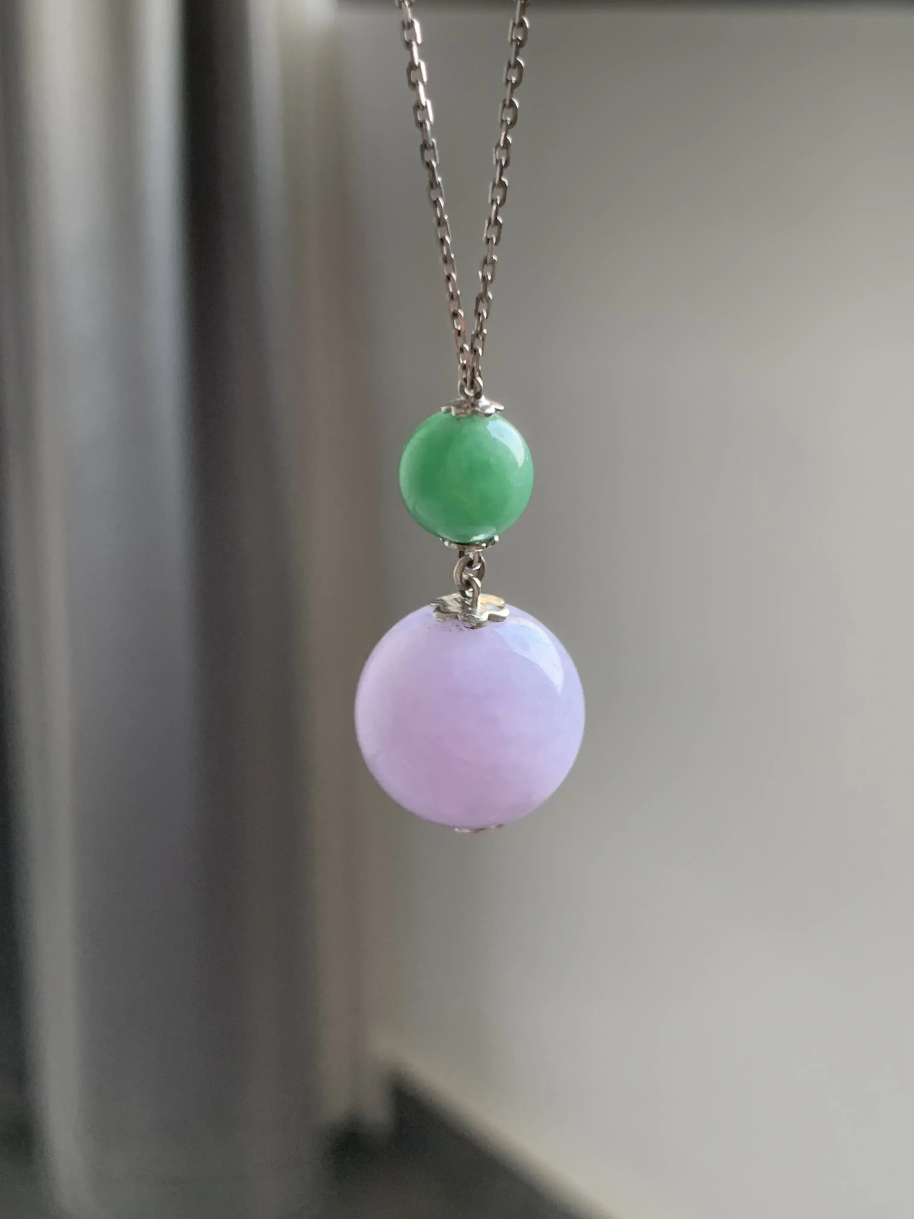 【紫绿珠子锁骨项链】绿珠裸石：9*9 紫珠裸石16.5*16.5
18k白金镶嵌，料子细腻，圆圆润润，颜色鲜明，清新优雅