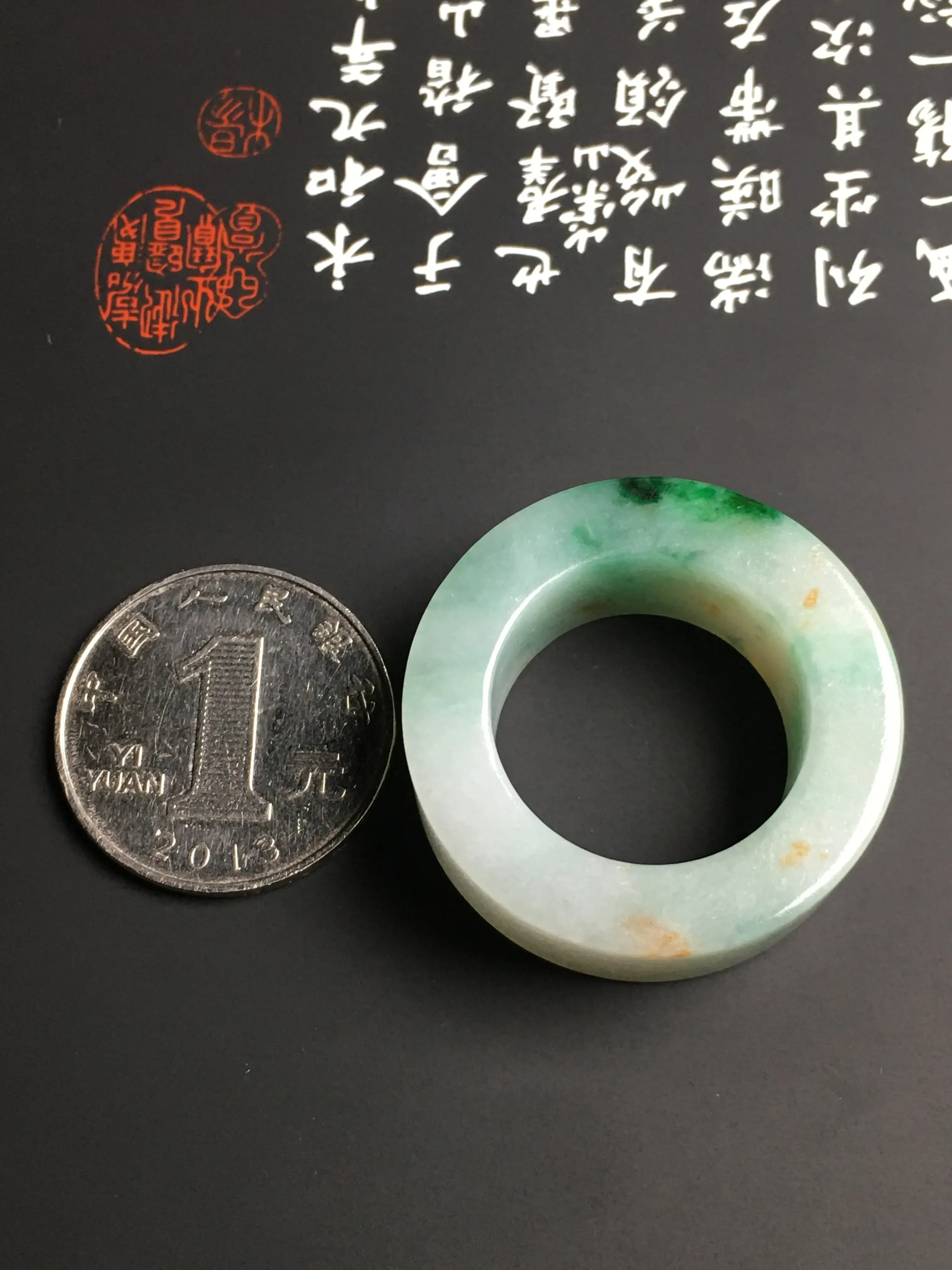 糯化种黄加绿扳指 内直径21.2毫米 色彩艳丽 质地细腻 款式时尚