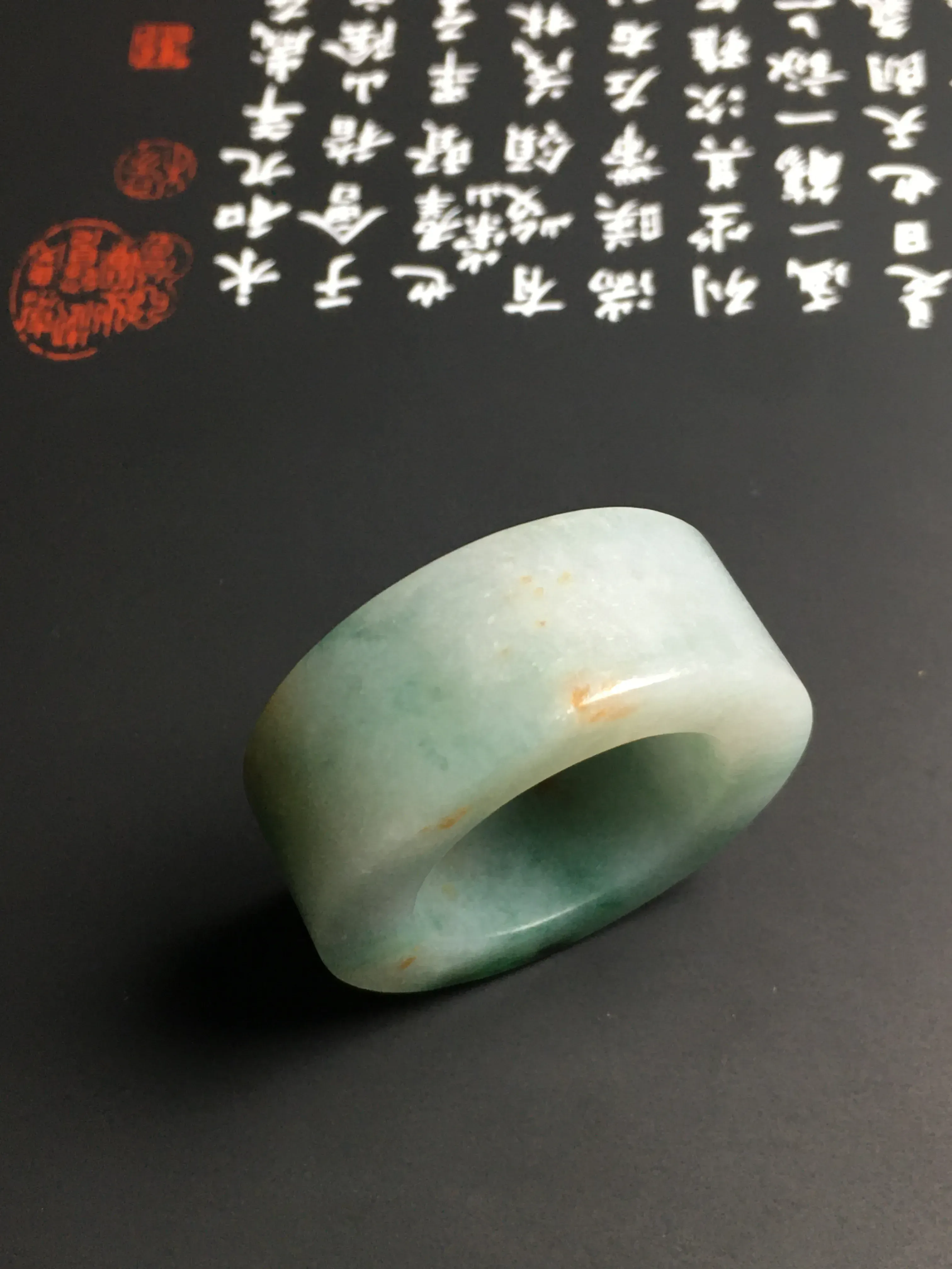 糯化种黄加绿扳指 内直径21.2毫米 色彩艳丽 质地细腻 款式时尚