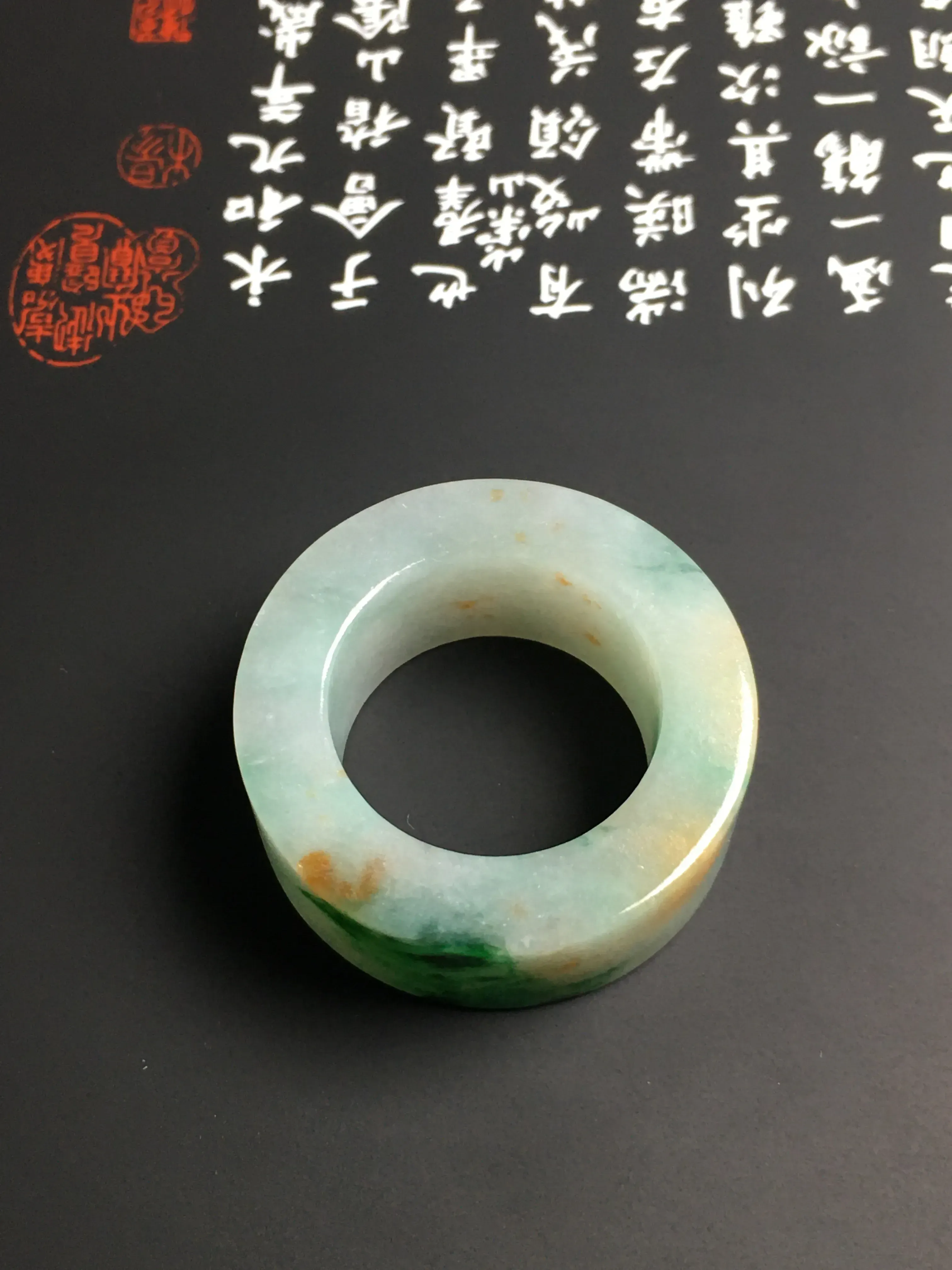 糯化种黄加绿扳指 内直径21.2毫米 色彩艳丽 质地细腻 款式时尚