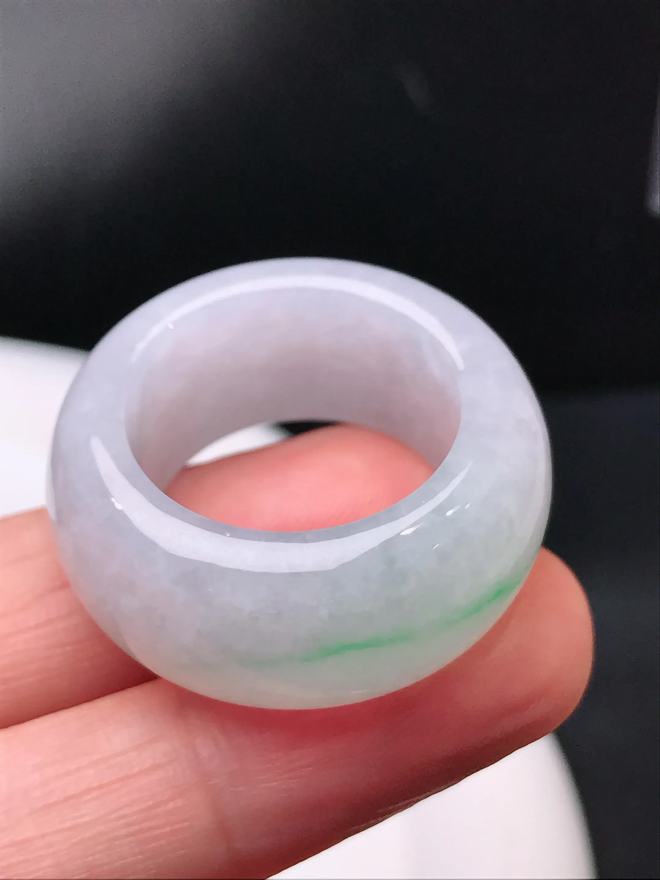 严选推荐 扳指，老坑糯化种阳绿色飘花扳指，老坑种质，肉质水润细腻，晶体结构致密，起强玻璃光泽。颜色清爽干净，色泽纯正。高性价比，值得入手。内径约20.2毫米