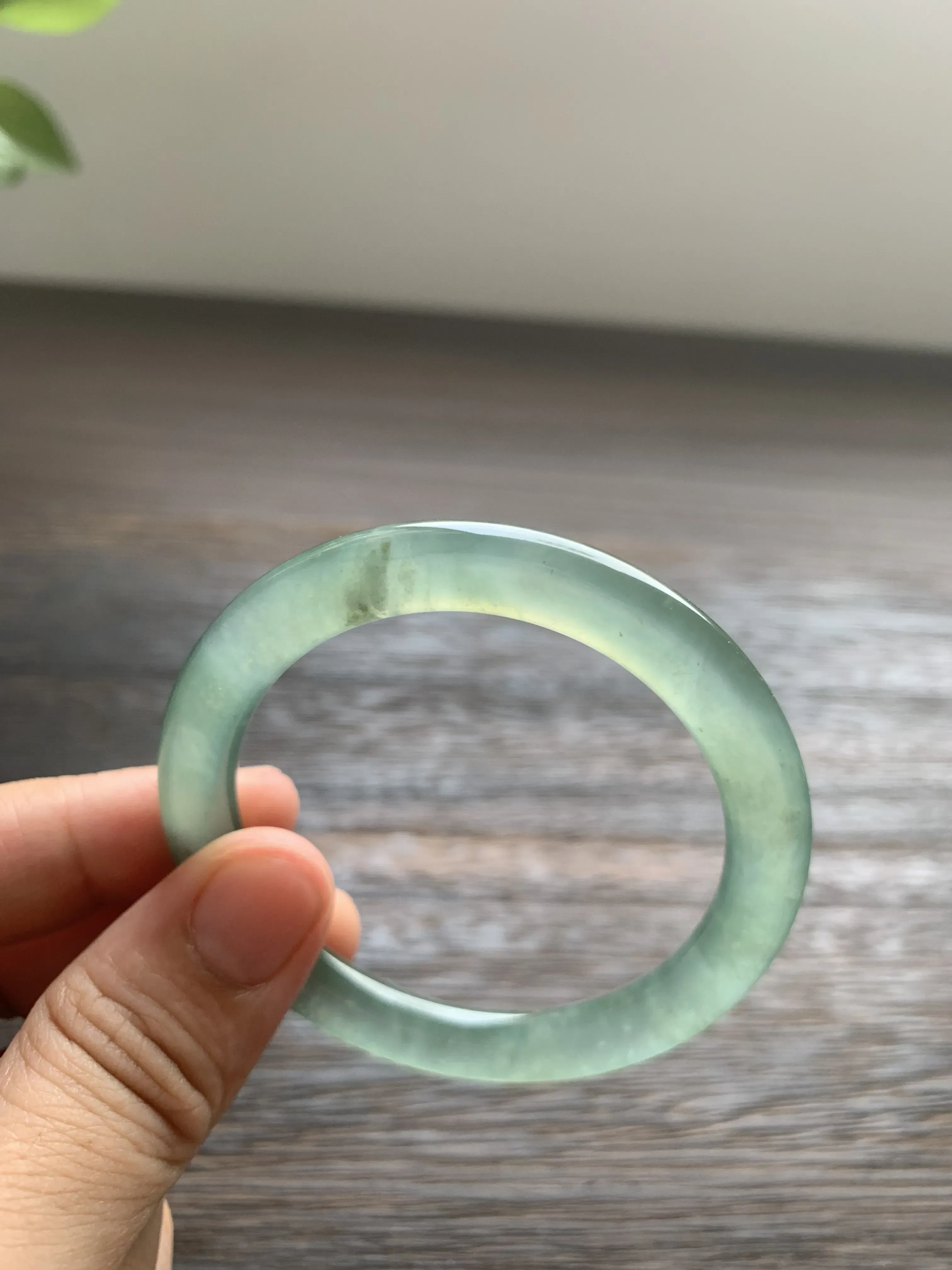 【湖水绿圆条手镯】
尺寸51.5*7*8.5 老坑种水，纯净细腻，冰凝透亮，起光起胶，种色相融，微棉微黄点！