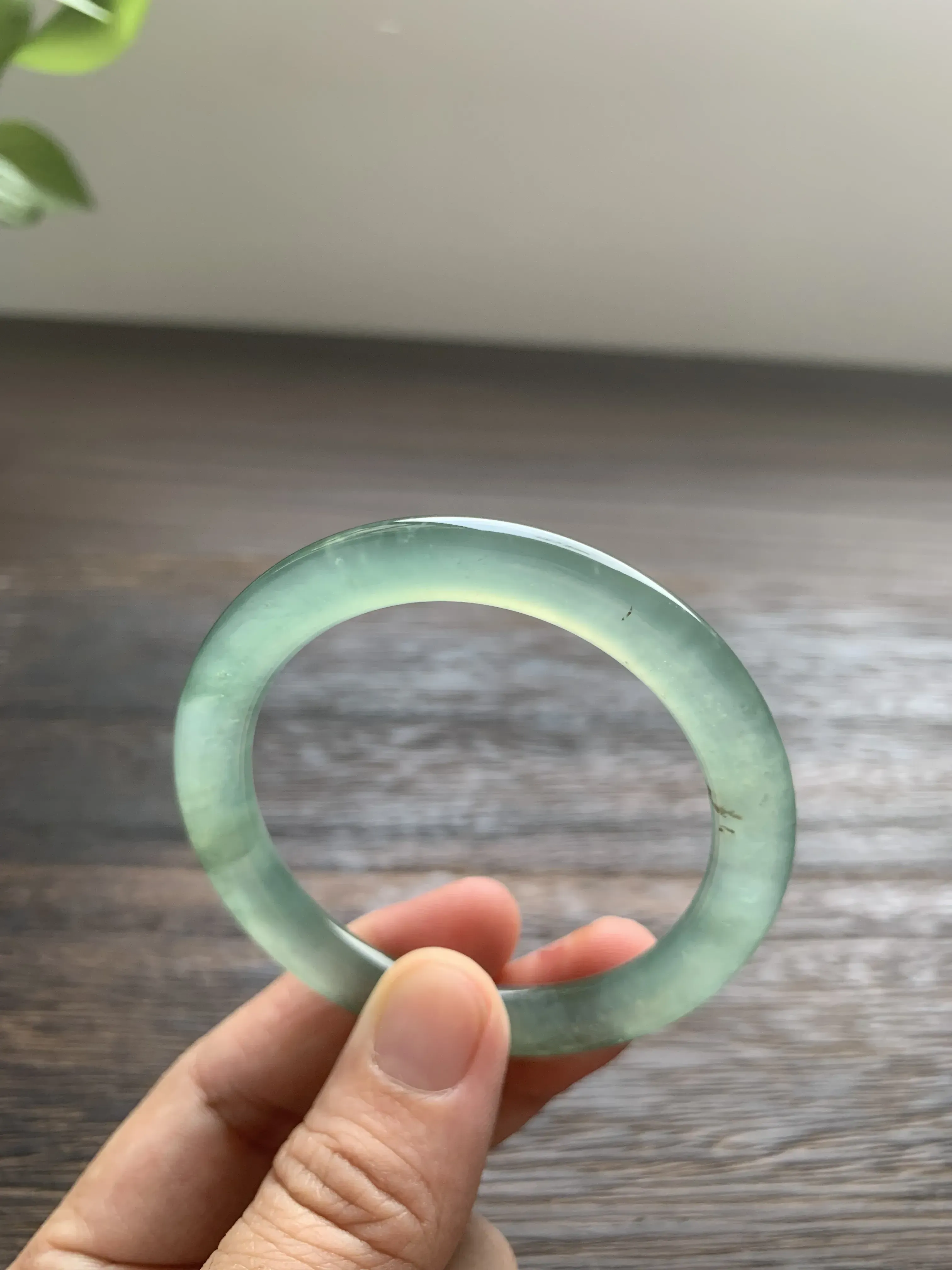 【湖水绿圆条手镯】
尺寸51.5*7*8.5 老坑种水，纯净细腻，冰凝透亮，起光起胶，种色相融，微棉微黄点！