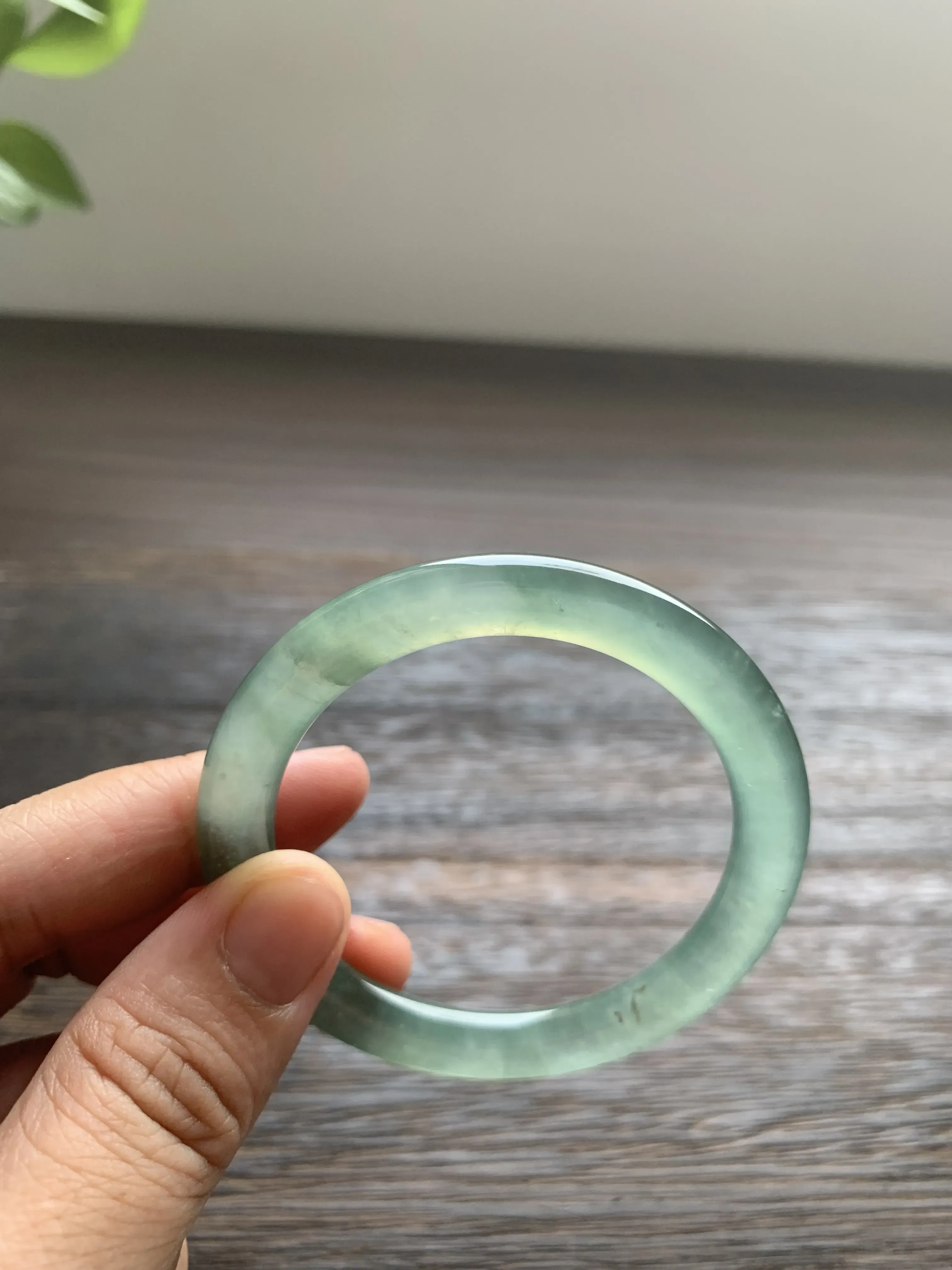 【湖水绿圆条手镯】
尺寸51.5*7*8.5 老坑种水，纯净细腻，冰凝透亮，起光起胶，种色相融，微棉微黄点！