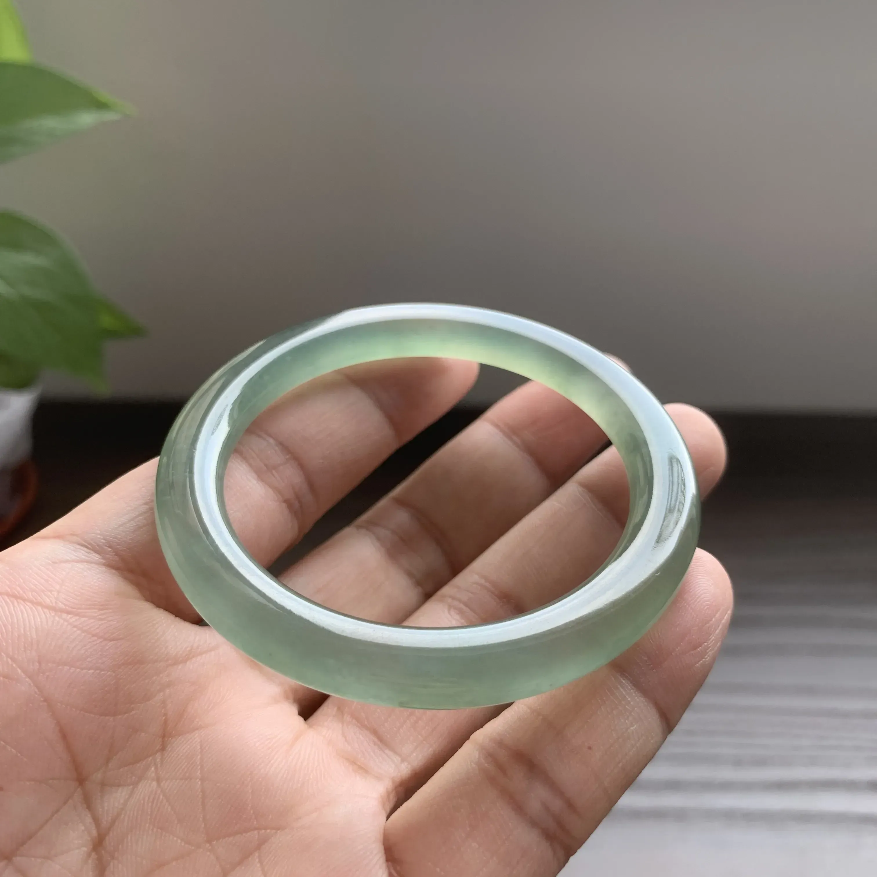 【湖水绿圆条手镯】
尺寸51.5*7*8.5 老坑种水，纯净细腻，冰凝透亮，起光起胶，种色相融，微棉微黄点！