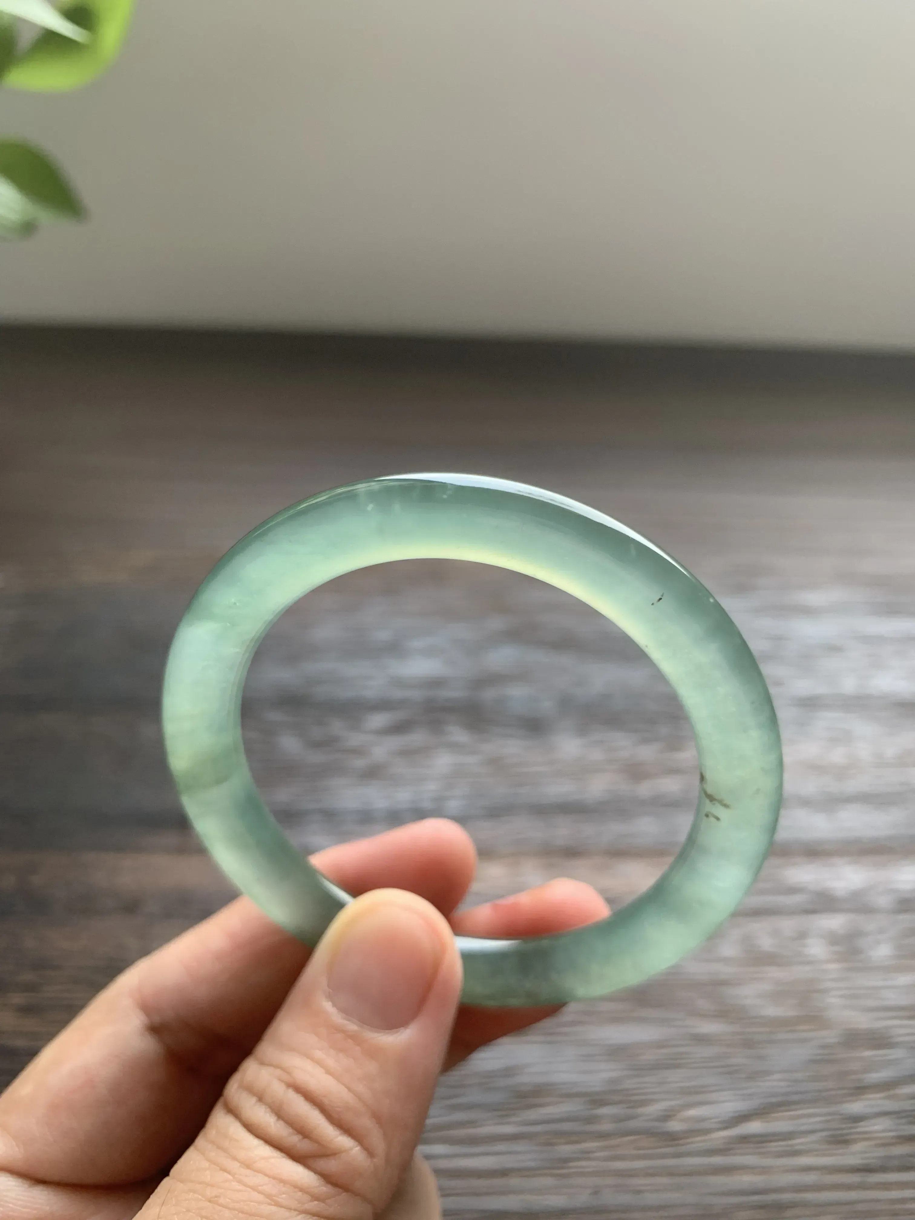 【湖水绿圆条手镯】
尺寸51.5*7*8.5 老坑种水，纯净细腻，冰凝透亮，起光起胶，种色相融，微棉微黄点！