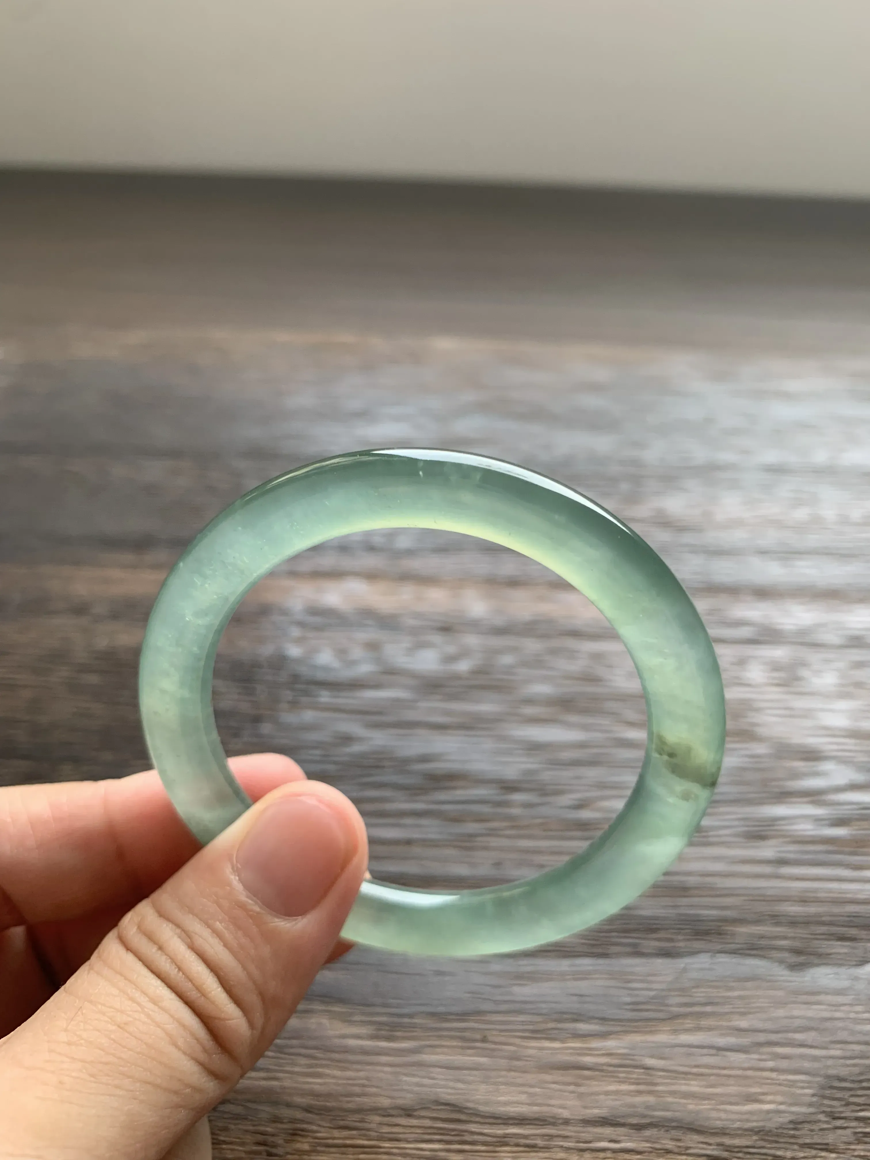【湖水绿圆条手镯】
尺寸51.5*7*8.5 老坑种水，纯净细腻，冰凝透亮，起光起胶，种色相融，微棉微黄点！