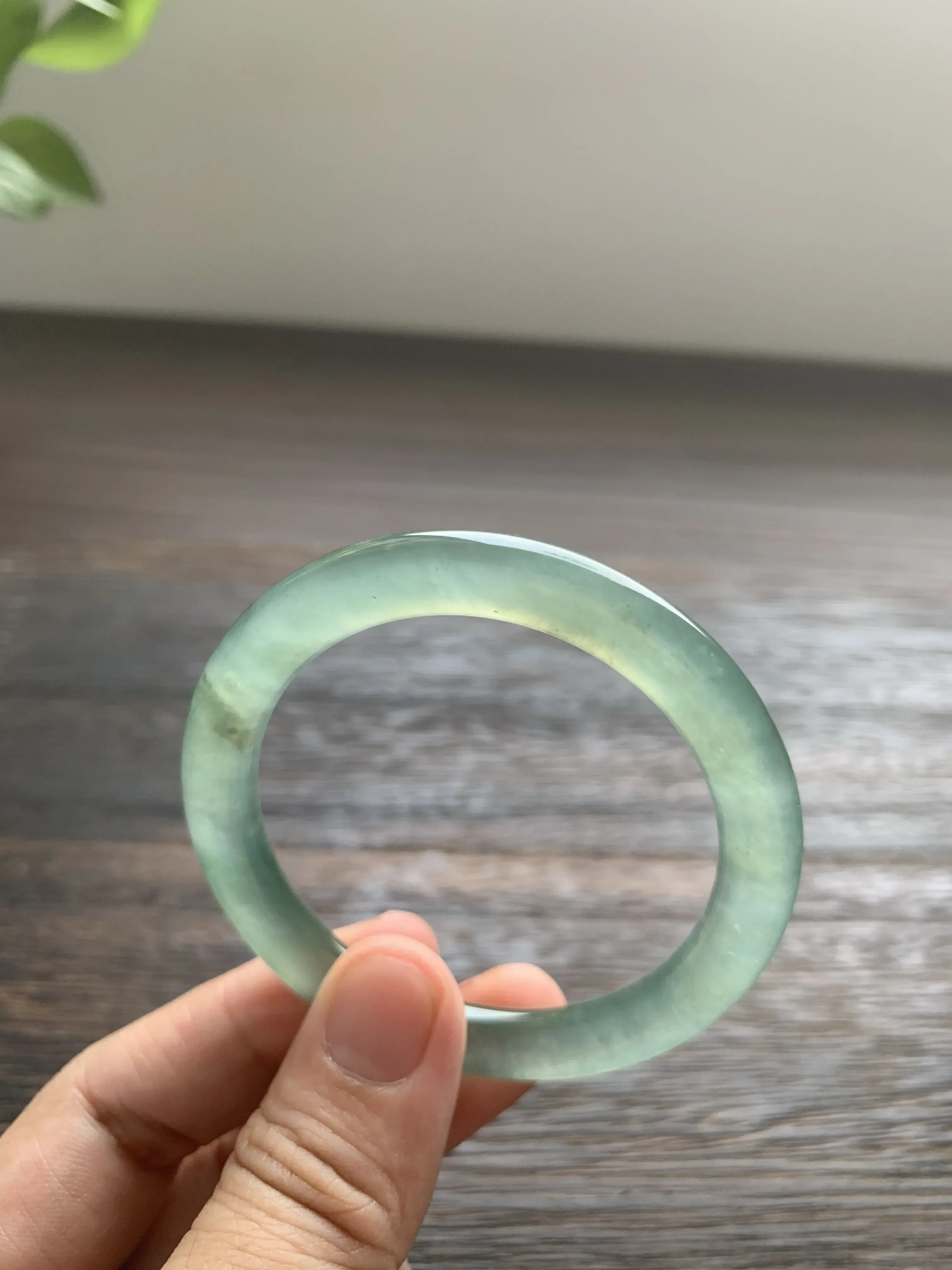 【湖水绿圆条手镯】
尺寸51.5*7*8.5 老坑种水，纯净细腻，冰凝透亮，起光起胶，种色相融，微棉微黄点！