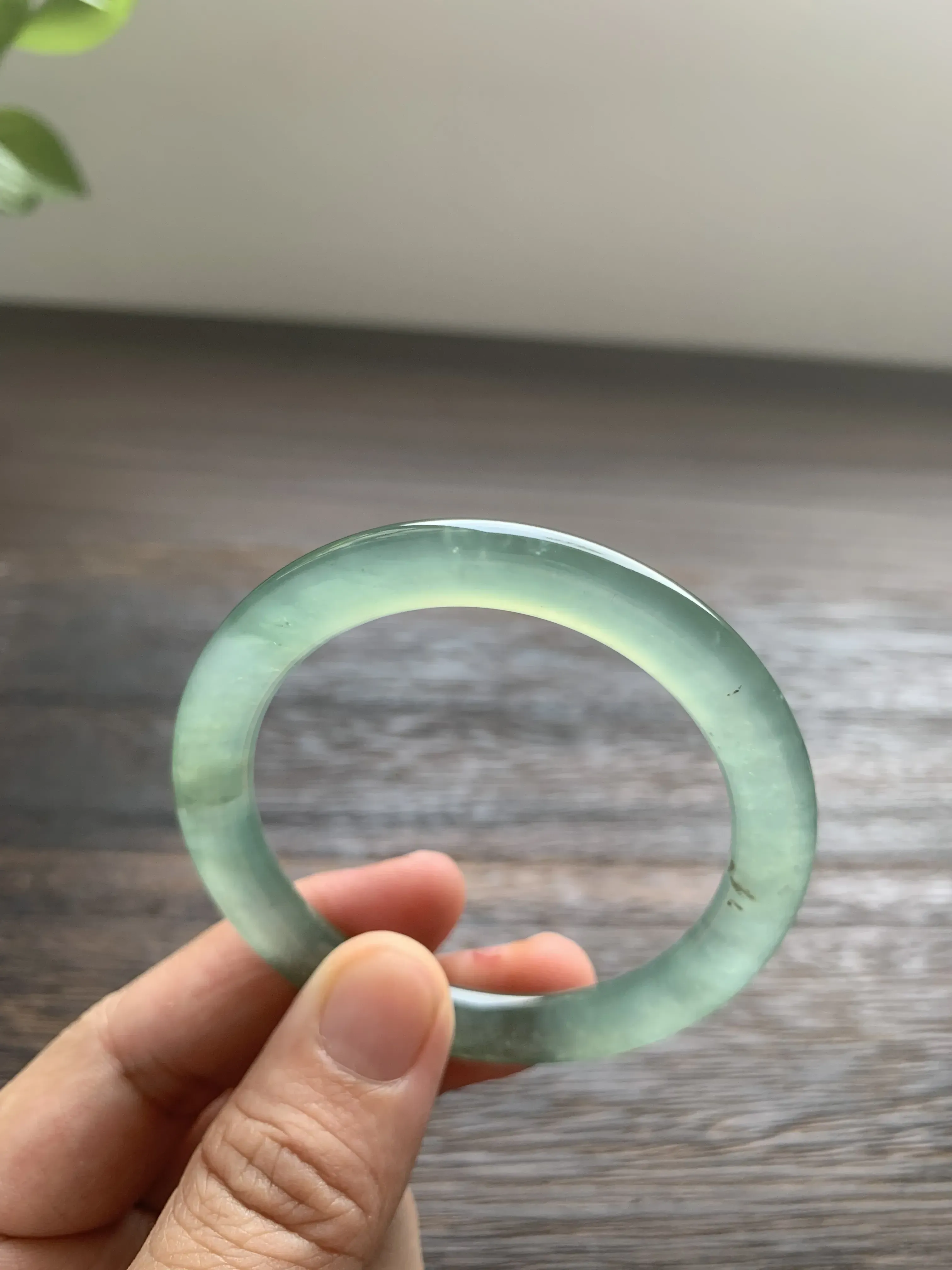 【湖水绿圆条手镯】
尺寸51.5*7*8.5 老坑种水，纯净细腻，冰凝透亮，起光起胶，种色相融，微棉微黄点！