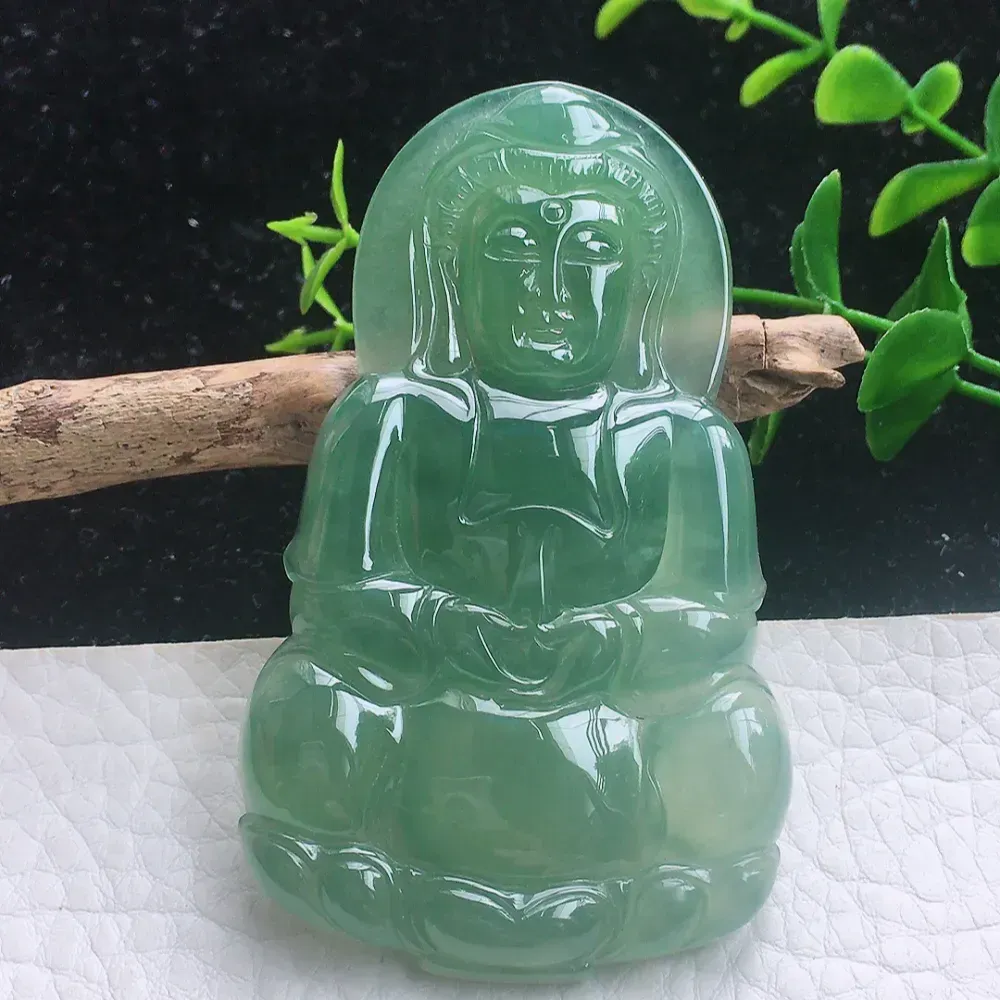 自然光实拍，精雕冰油正庄赐福观音玉坠 种老水足  玉质细腻起胶，冰胶感足 色泽均匀 立体感强 佩戴高雅大方 ！gp 尺寸:69*41.6*6mm